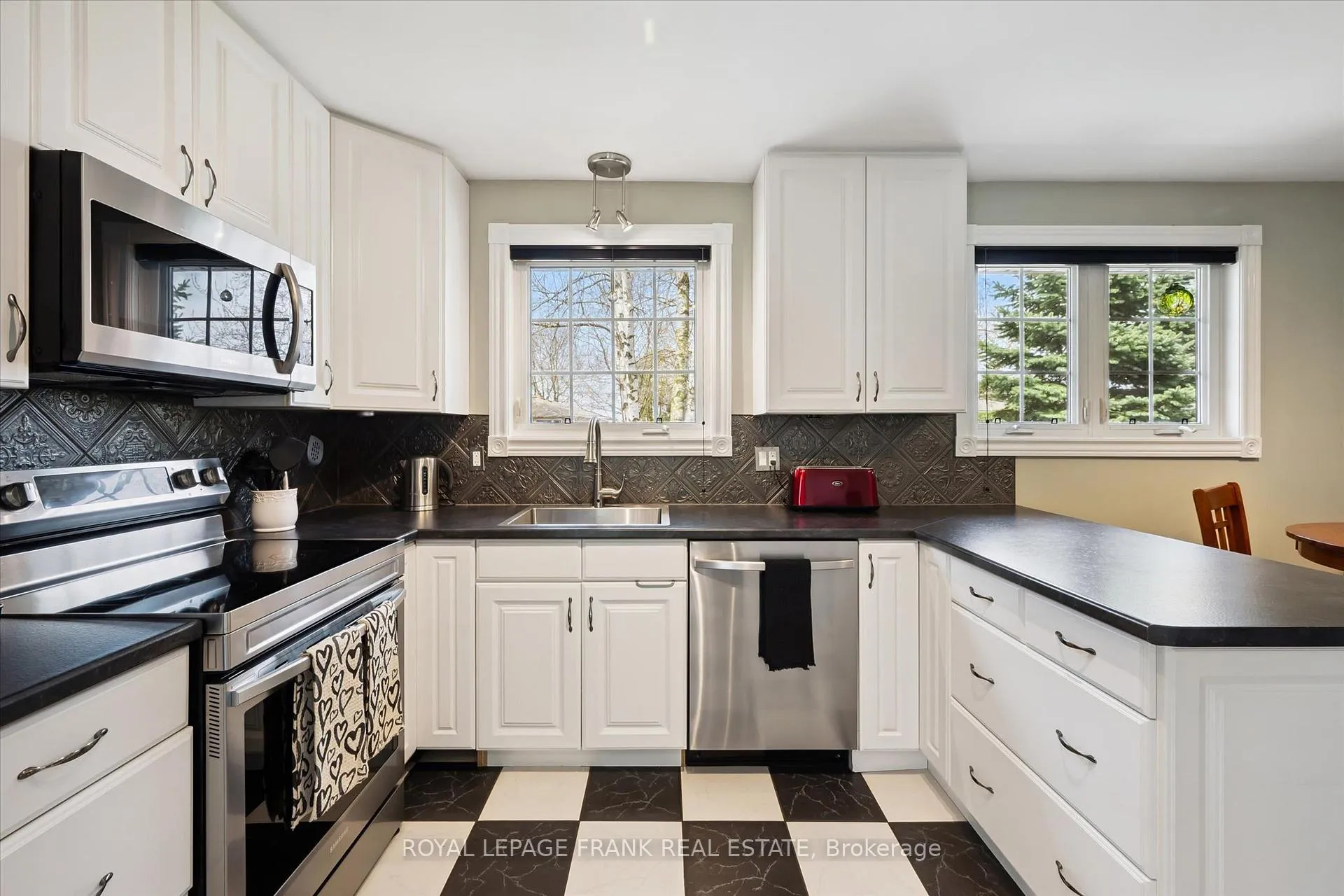 Photo 12 of 11 Argyle Drive, Guelph, Dovercliffe Park/Old University — HOMEH