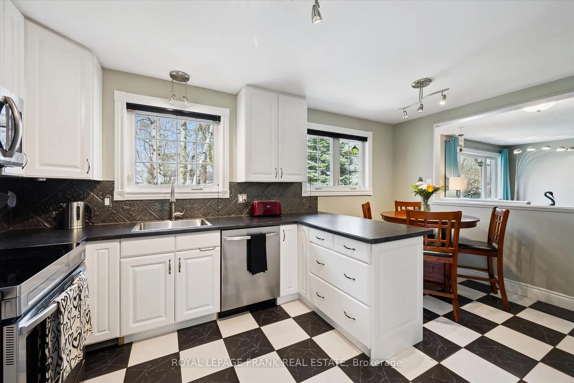 Photo 13 of 11 Argyle Drive, Guelph, Dovercliffe Park/Old University — HOMEH