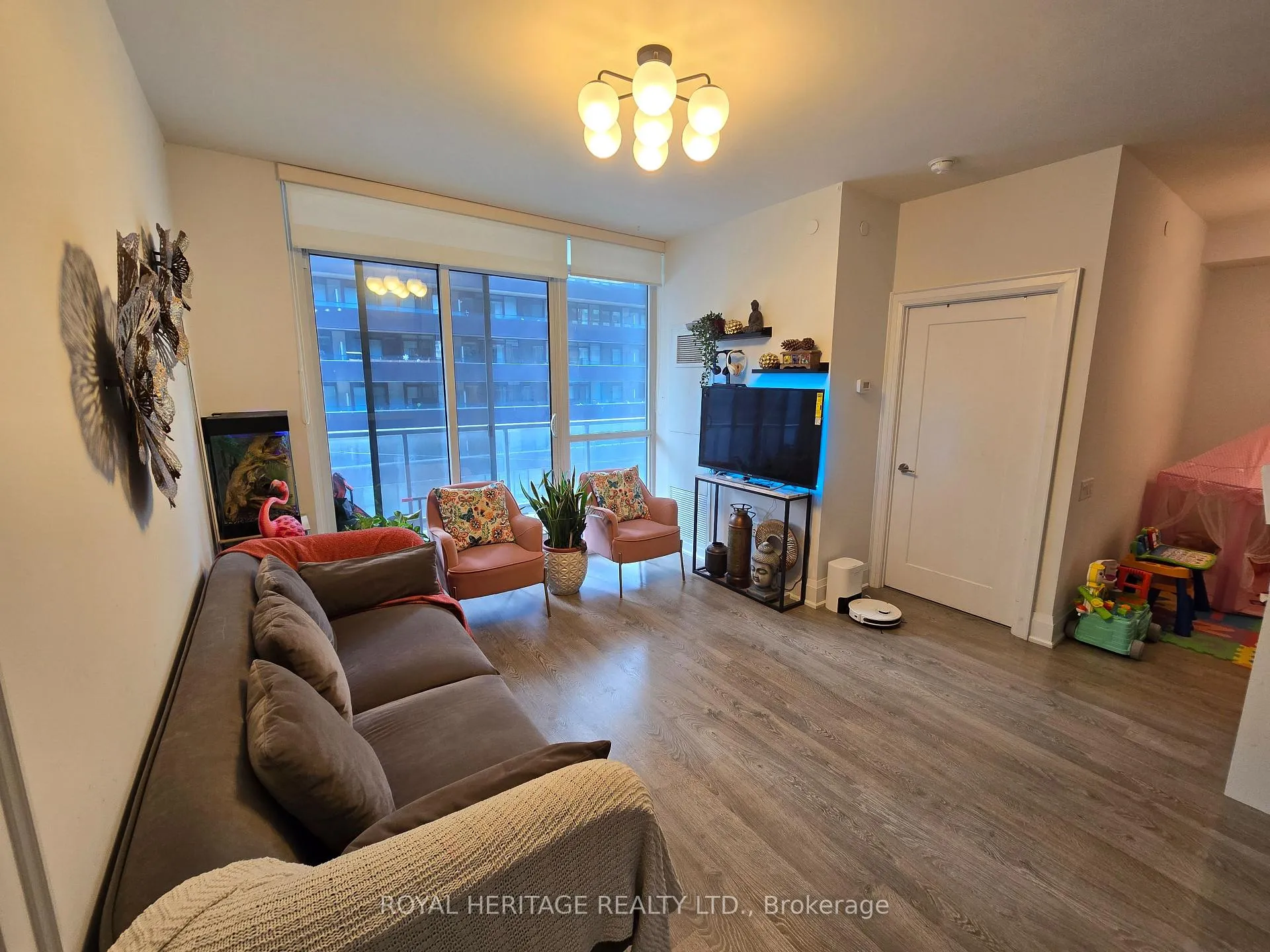 Photo 5 of Unit 403, 30 Roehampton Avenue, Toronto, Mount Pleasant West — HOMEH