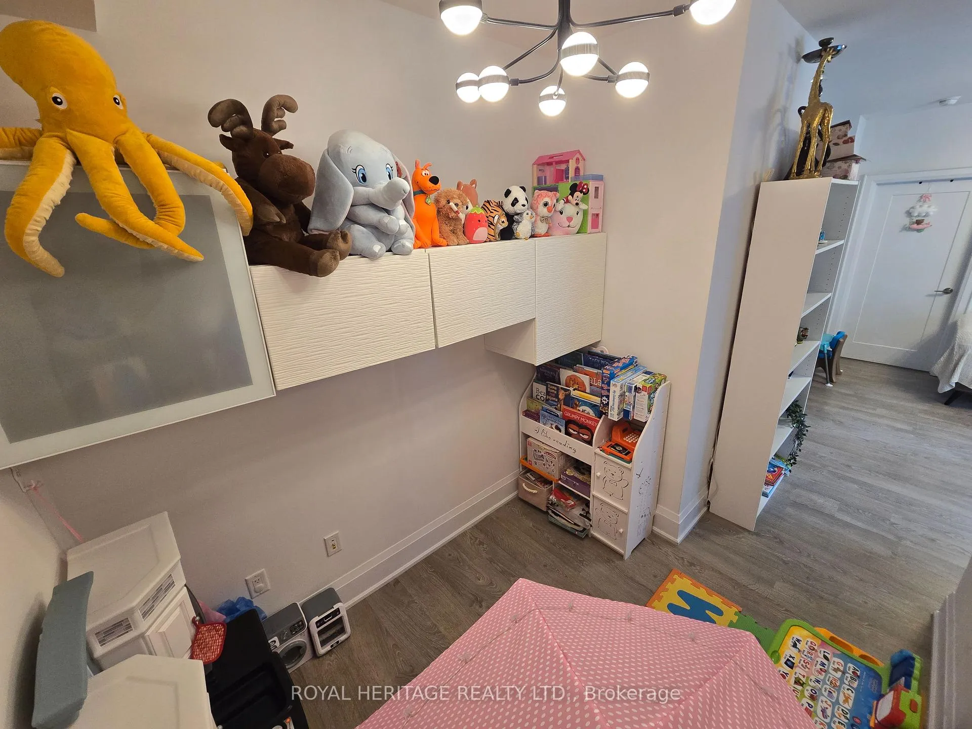 Photo 14 of Unit 403, 30 Roehampton Avenue, Toronto, Mount Pleasant West — HOMEH