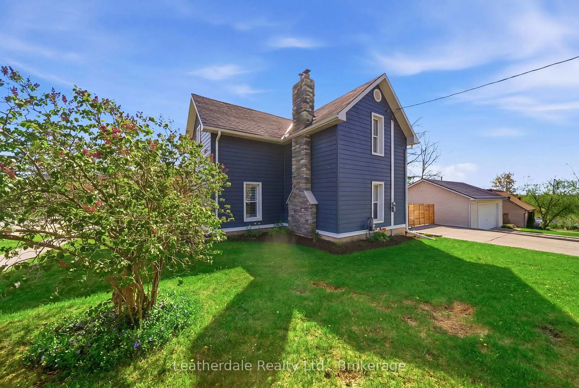 Photo 2 of 42 Frederick Street, Orillia — HOMEH