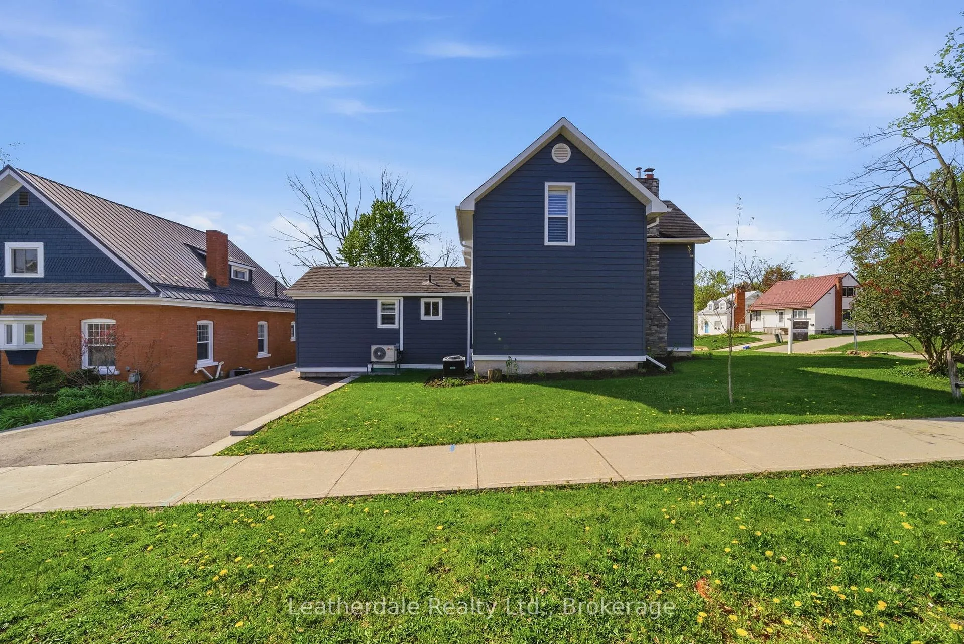 Photo 3 of 42 Frederick Street, Orillia — HOMEH