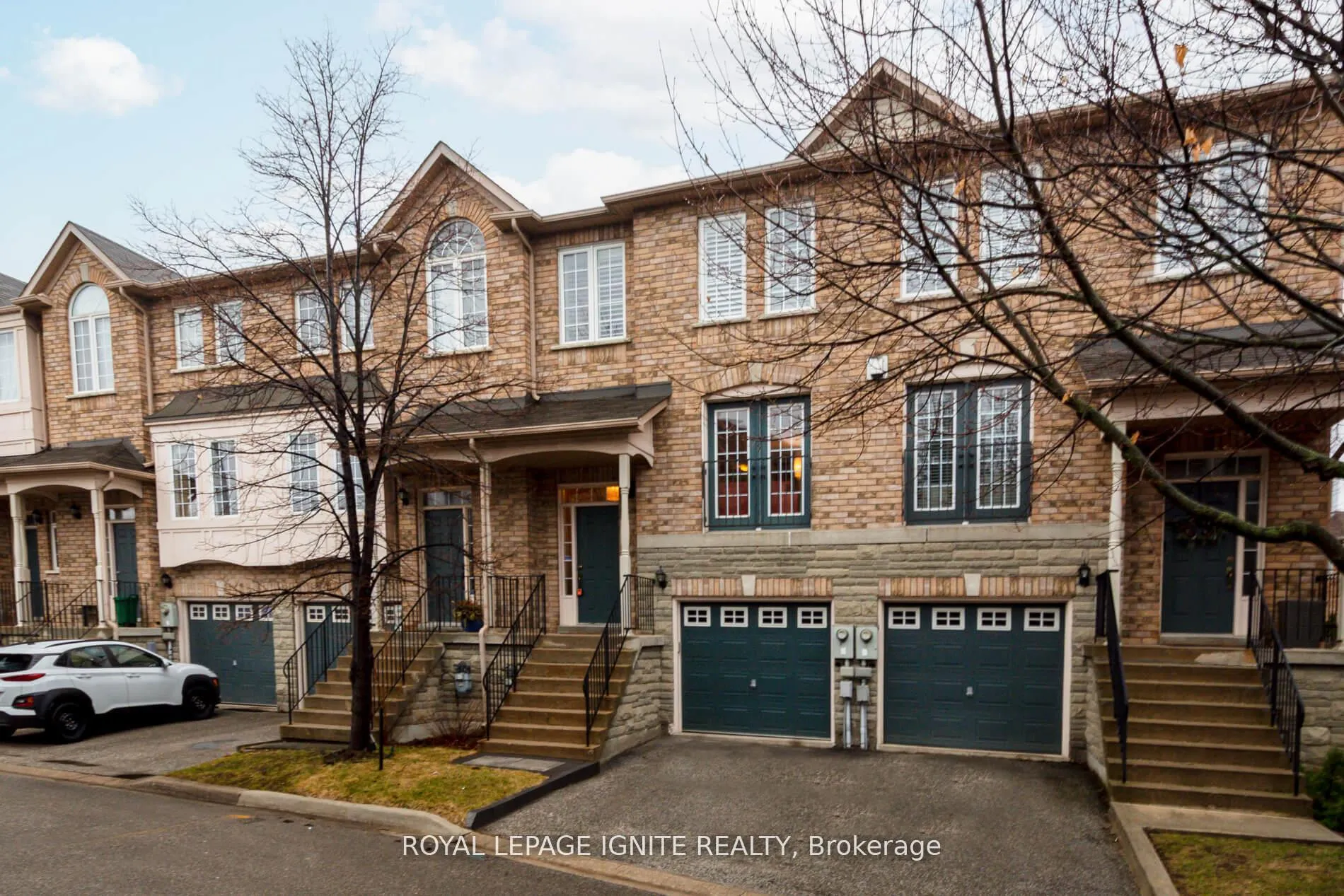 Photo 2 of Unit 37, 19 Foxchase Avenue, Vaughan, East Woodbridge — HOMEH