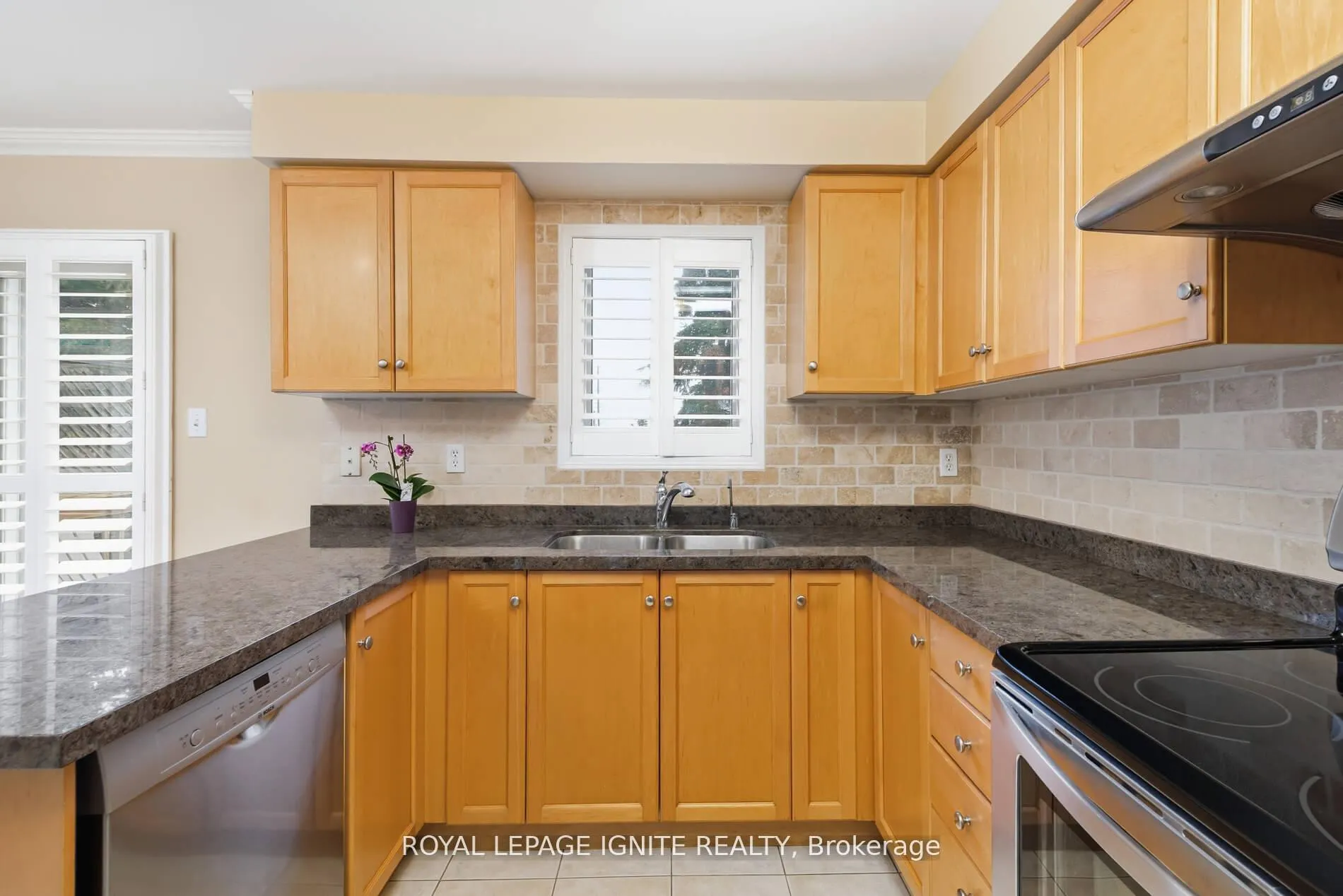 Photo 16 of Unit 37, 19 Foxchase Avenue, Vaughan, East Woodbridge — HOMEH