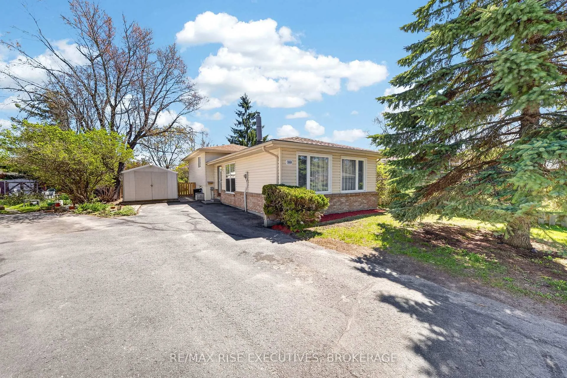 Front of 1089 Pinewood Place