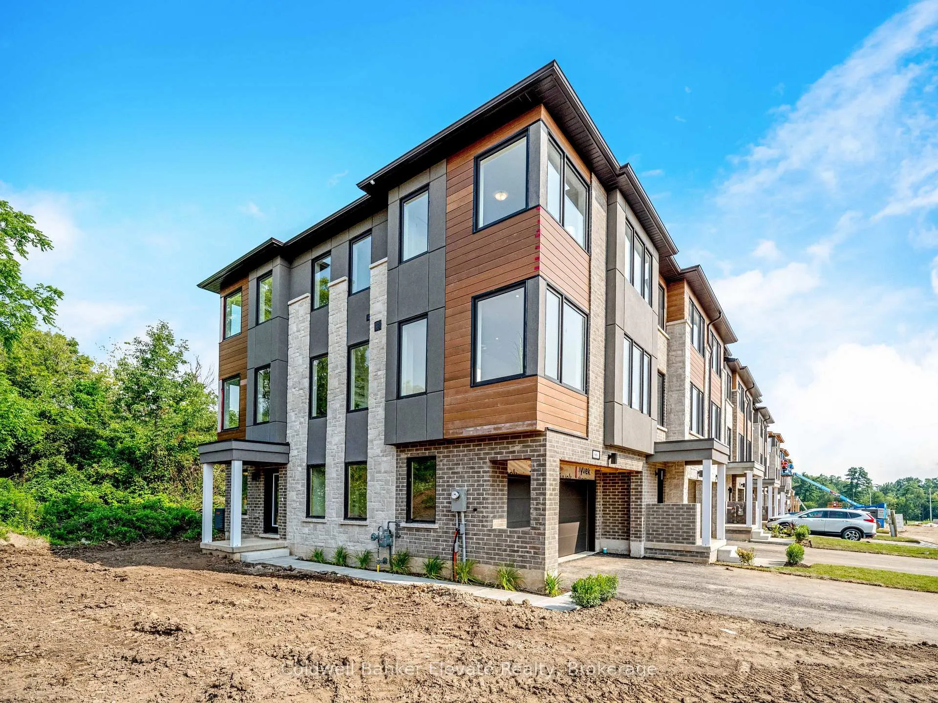 Photo 2 of 66 Windtree Way, Halton Hills, Georgetown — HOMEH