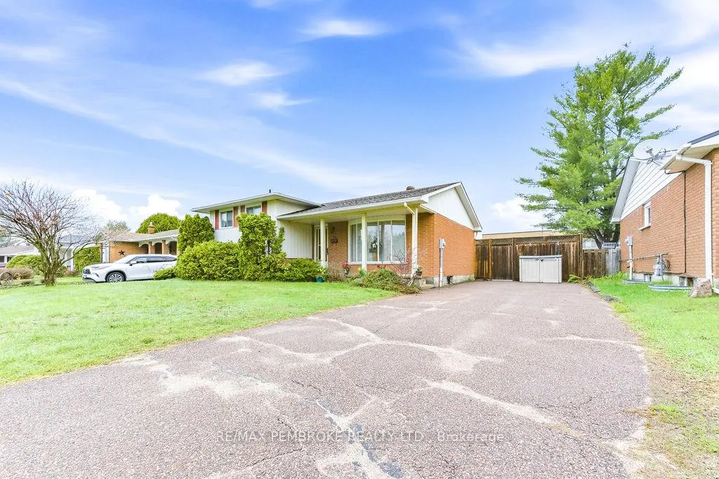 Photo 3 of 20 Maple Avenue, Petawawa — HOMEH