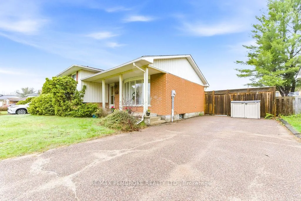 Photo 4 of 20 Maple Avenue, Petawawa — HOMEH