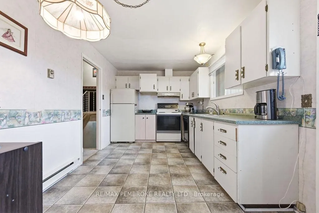 Photo 11 of 20 Maple Avenue, Petawawa — HOMEH