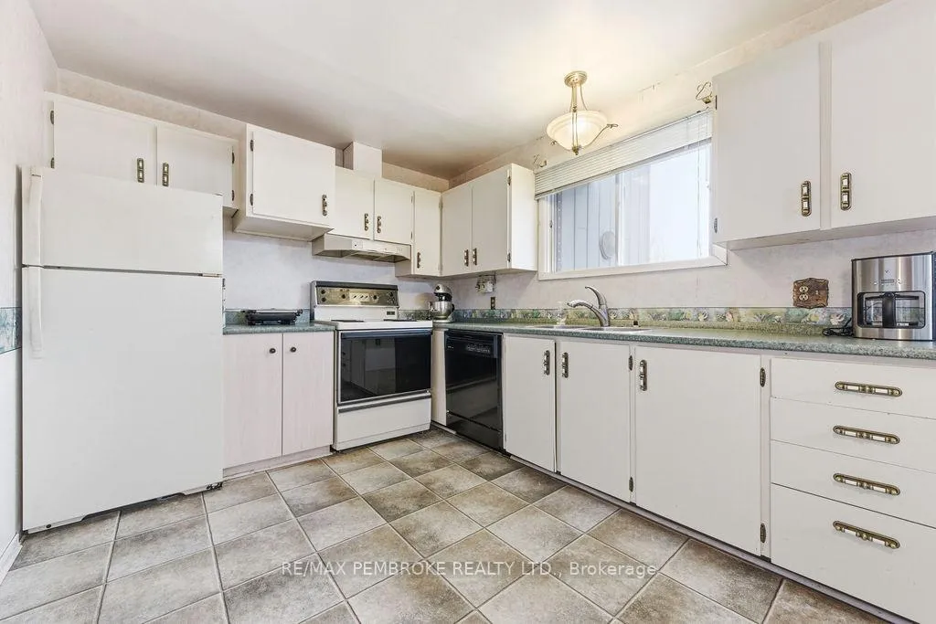 Photo 13 of 20 Maple Avenue, Petawawa — HOMEH