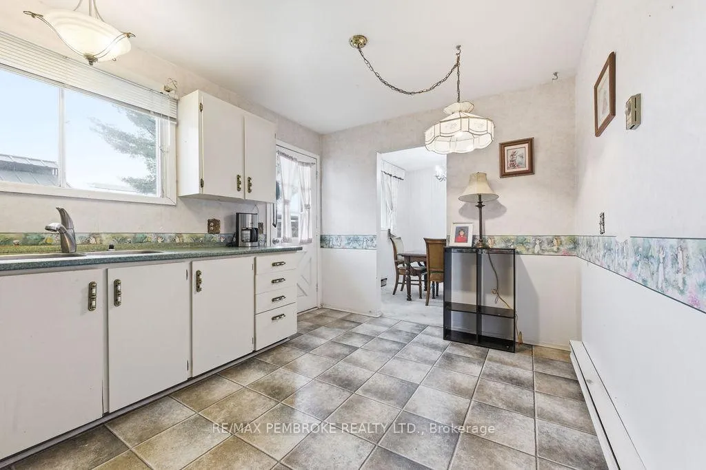 Photo 14 of 20 Maple Avenue, Petawawa — HOMEH