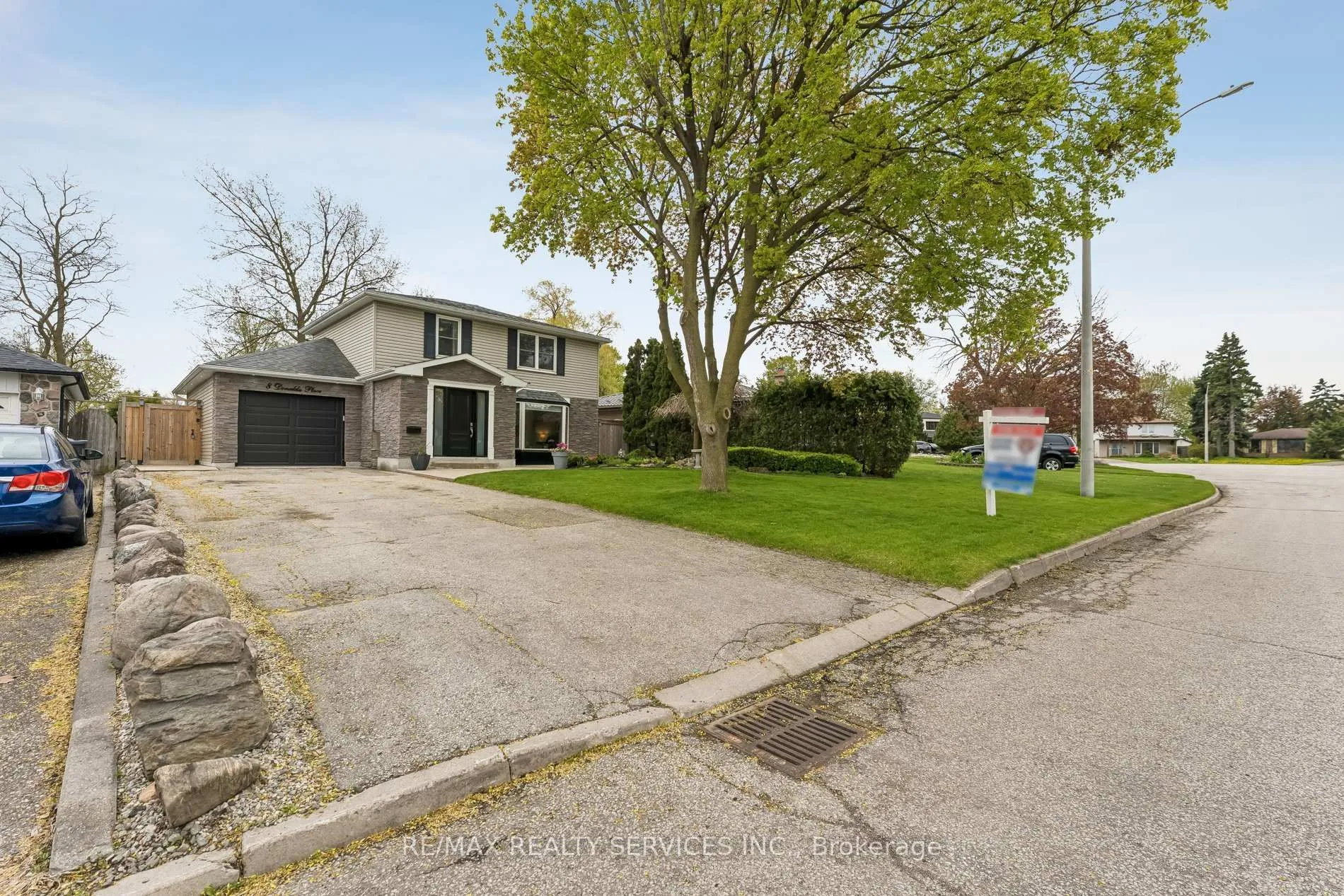 Photo 2 of 8 Donalda Place, Brampton, Southgate — HOMEH