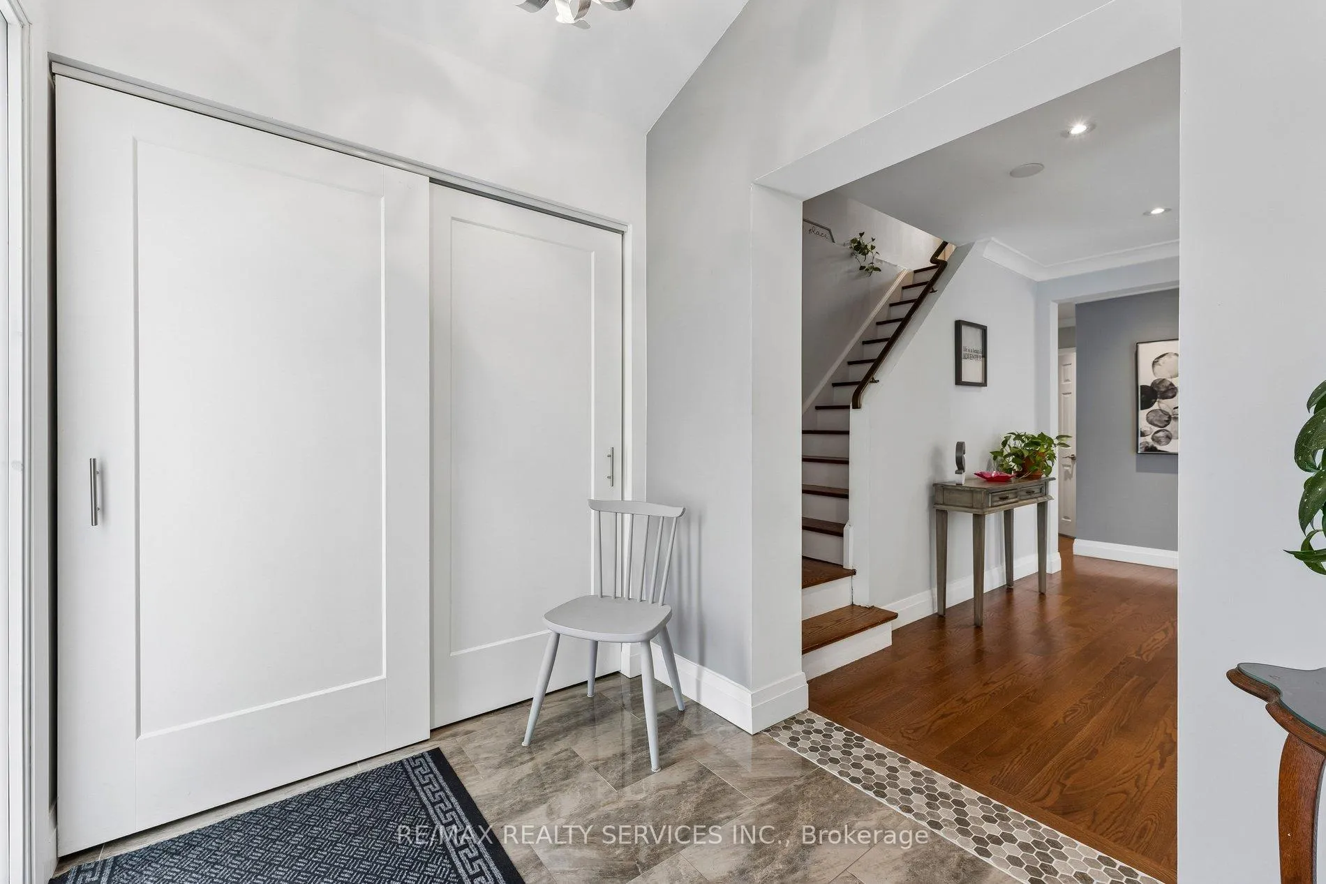 Photo 4 of 8 Donalda Place, Brampton, Southgate — HOMEH