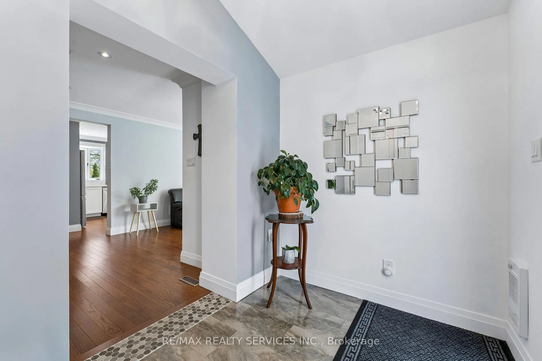 Photo 5 of 8 Donalda Place, Brampton, Southgate — HOMEH