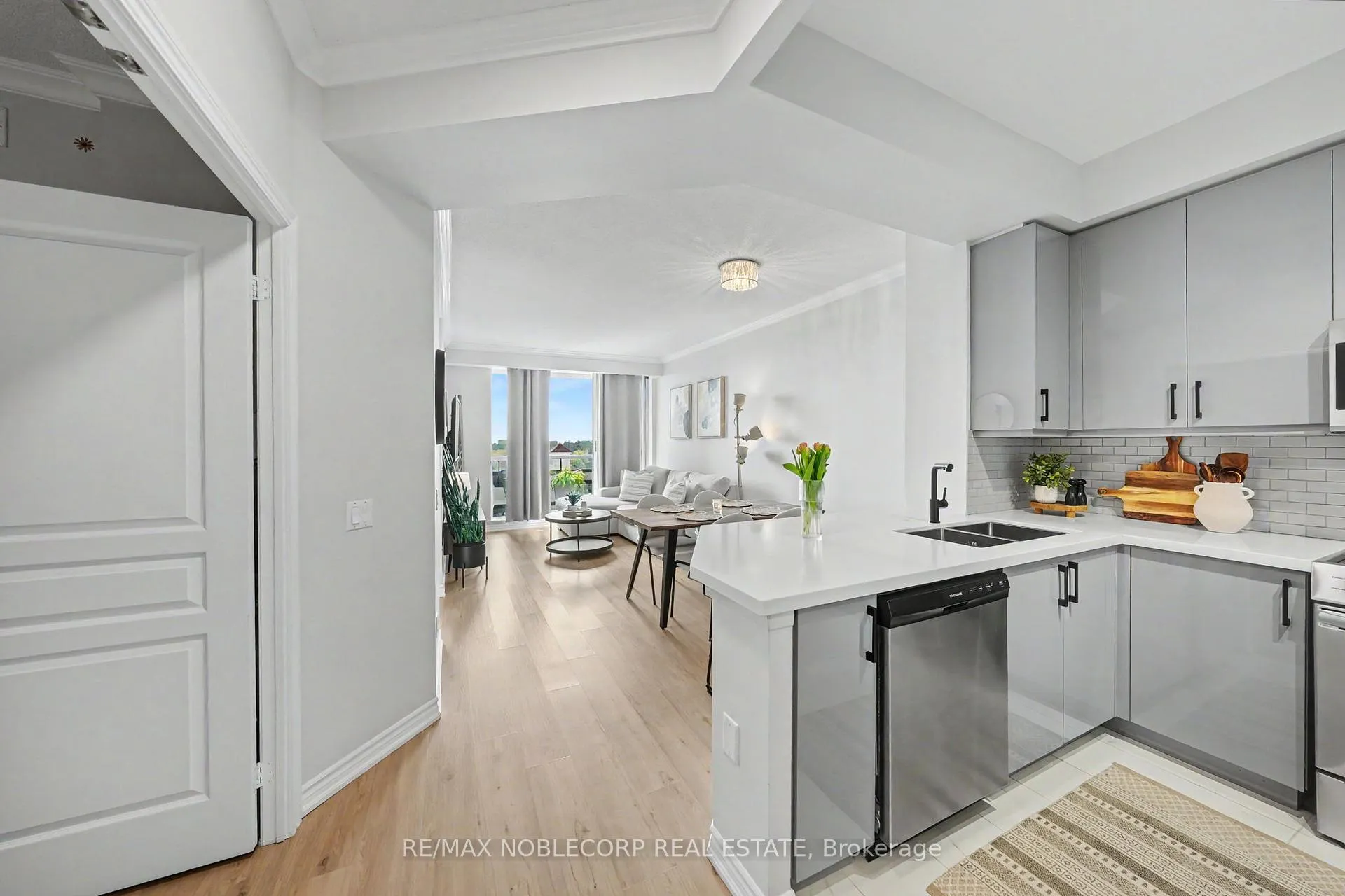 Photo 3 of Unit 709, 1 Belvedere Court, Brampton, Downtown Brampton — HOMEH