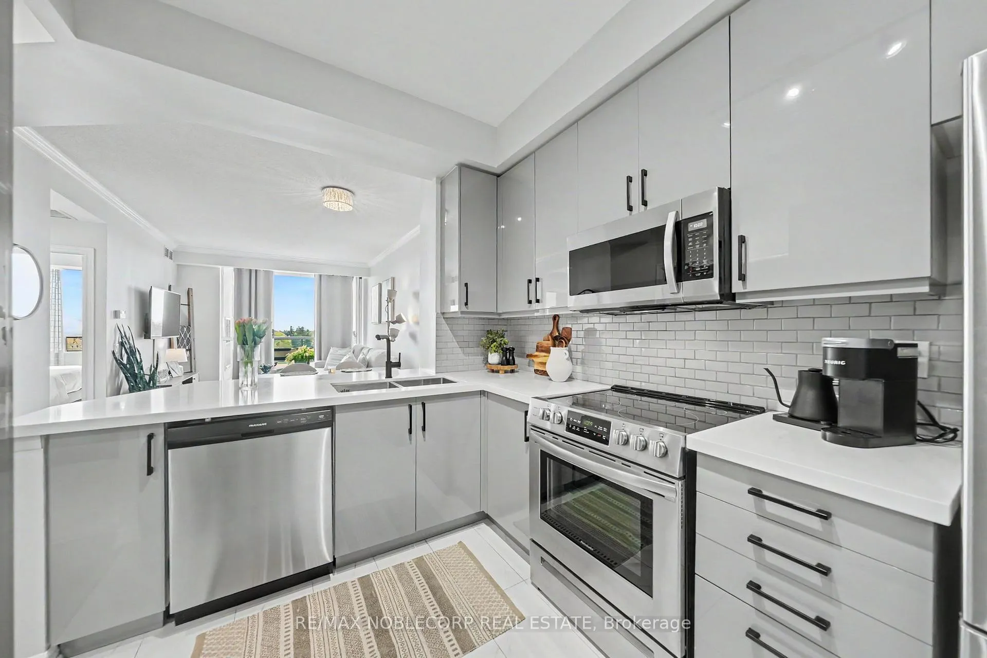 Photo 5 of Unit 709, 1 Belvedere Court, Brampton, Downtown Brampton — HOMEH