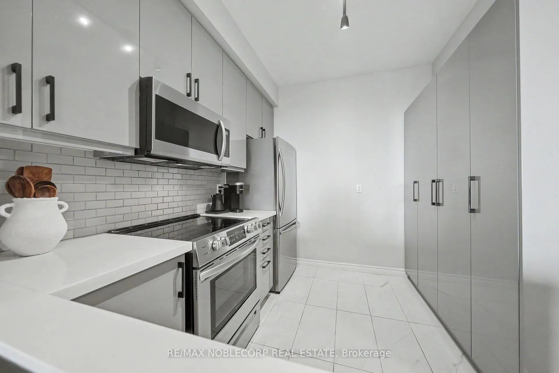 Photo 7 of Unit 709, 1 Belvedere Court, Brampton, Downtown Brampton — HOMEH