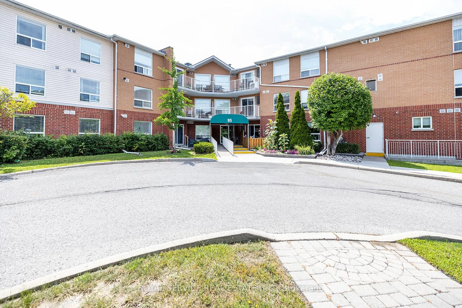 Front of Unit 208, 95 Wellington Street