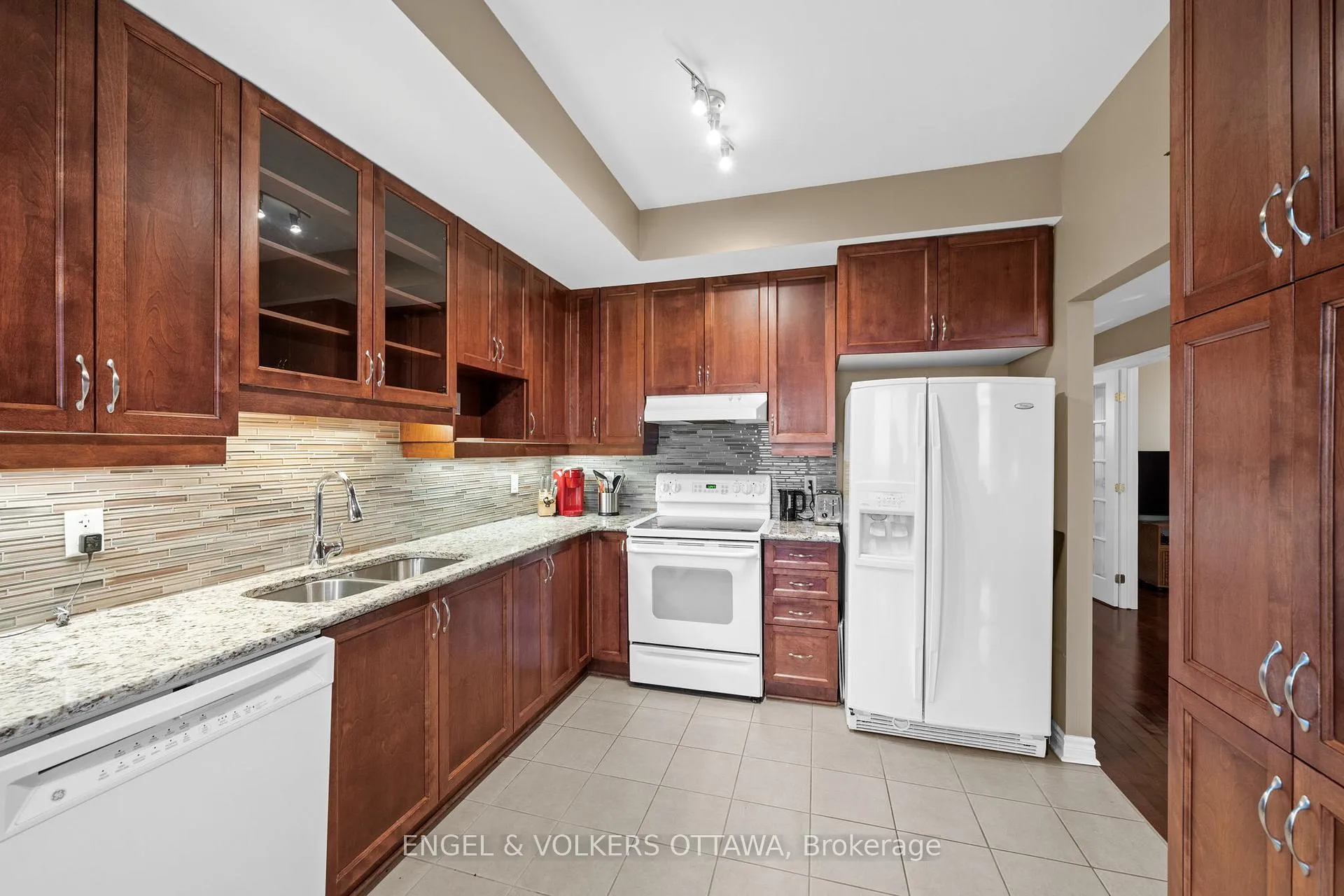 Photo 10 of Unit 1008, 136 Darlington Private, Ottawa, Hunt Club/Western Community — HOMEH