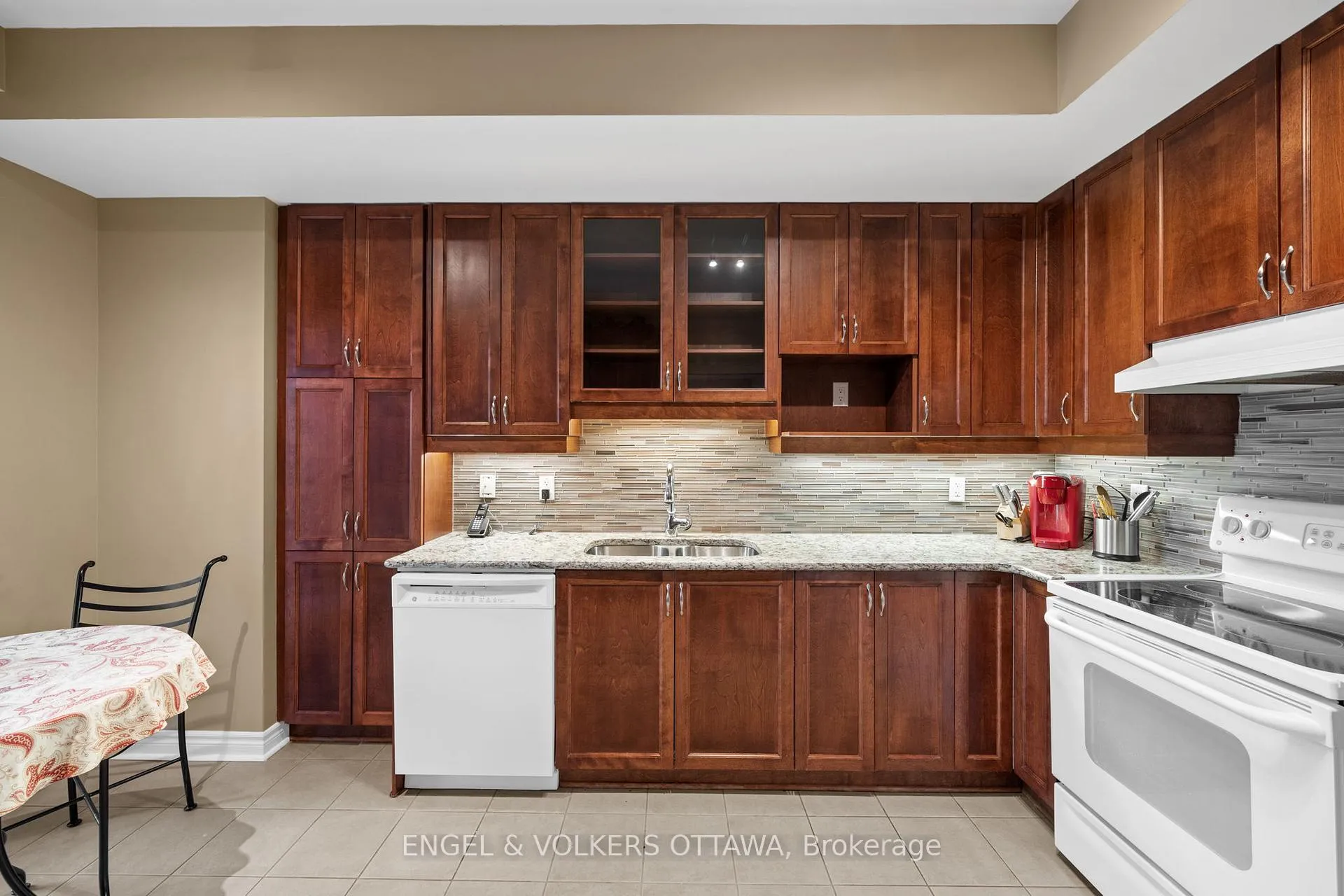Photo 11 of Unit 1008, 136 Darlington Private, Ottawa, Hunt Club/Western Community — HOMEH