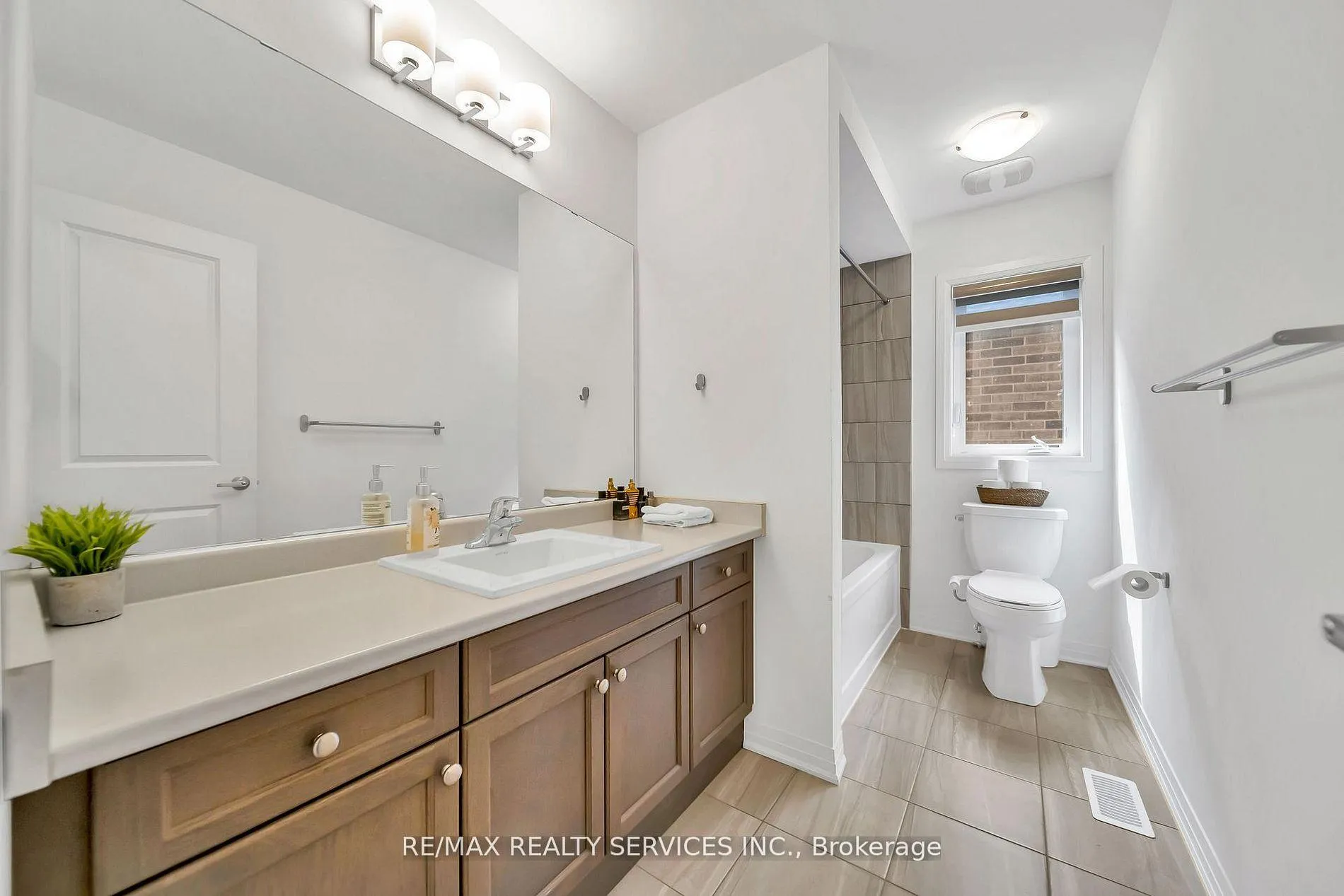 Photo 26 of 104 Sagewood Avenue, Barrie, Rural Barrie Southeast — HOMEH