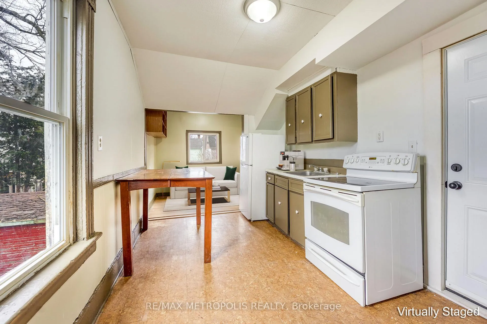 Photo 5 of Unit 2, 132 Forsyth Street S, Sarnia — HOMEH