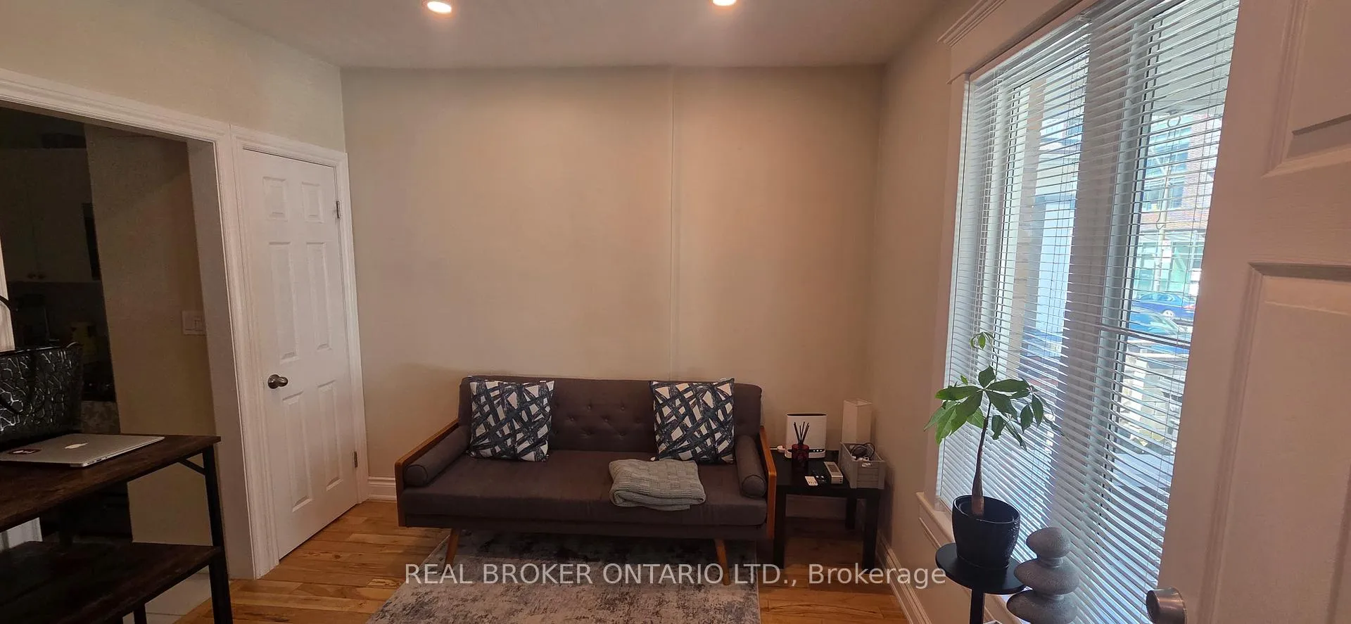 Photo 4 of 17 Howard Park Avenue, Toronto, Roncesvalles — HOMEH