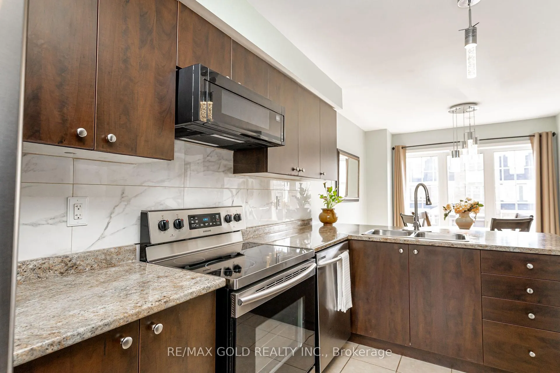 Photo 10 of 84 Vanhorne Close, Brampton, Northwest Brampton — HOMEH