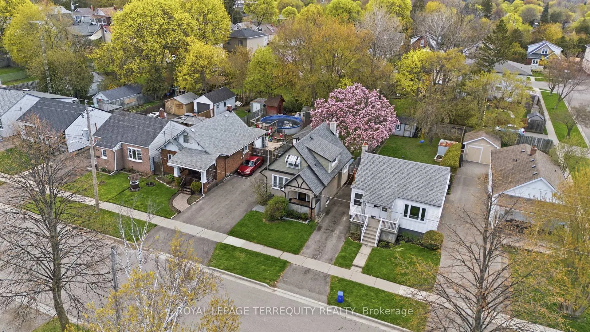 Photo 4 of 253 Oshawa Boulevard S, Oshawa, Central — HOMEH