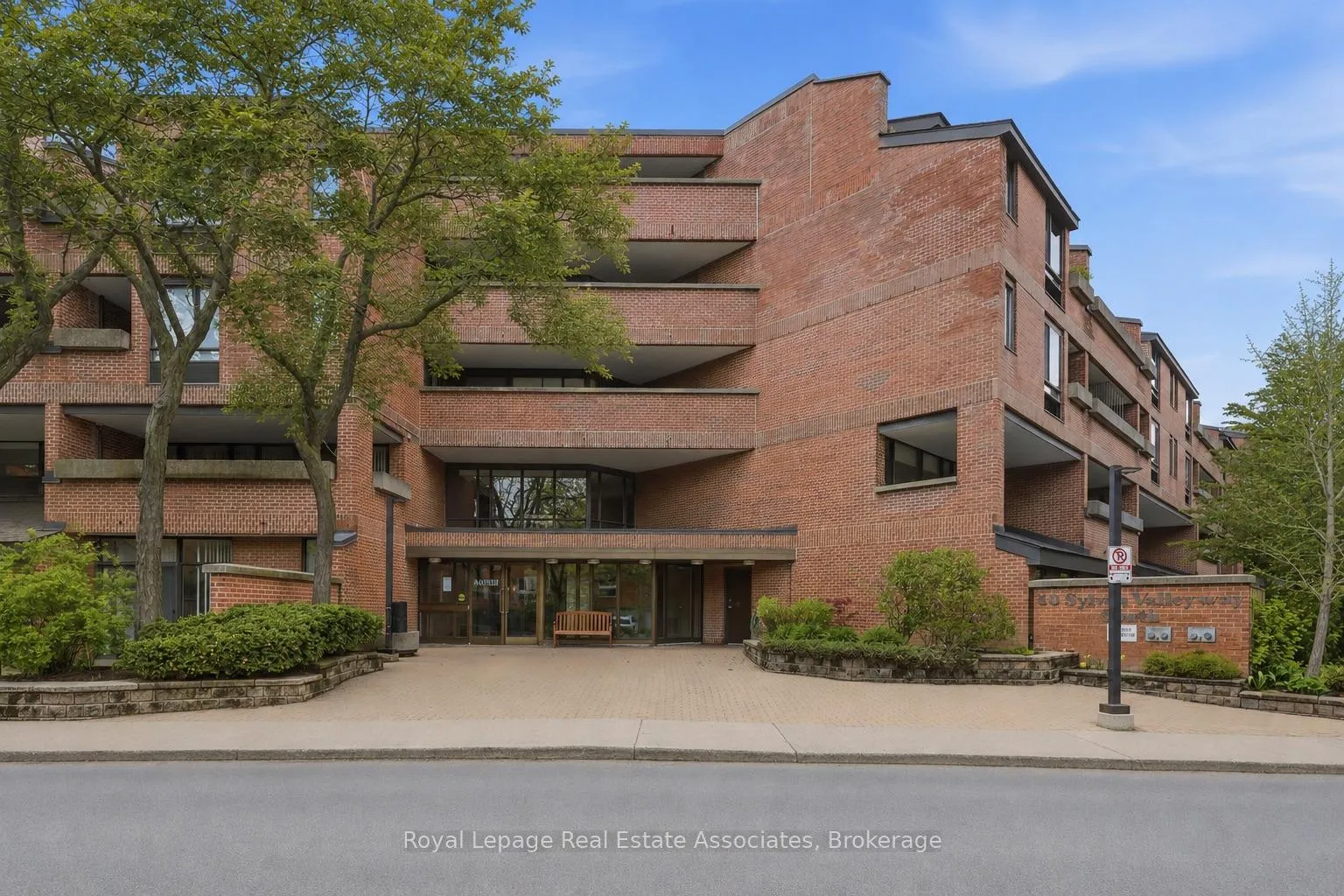 Photo 2 of Unit 116, 40 Sylvan Valley Way, Toronto, Bedford Park-Nortown — HOMEH