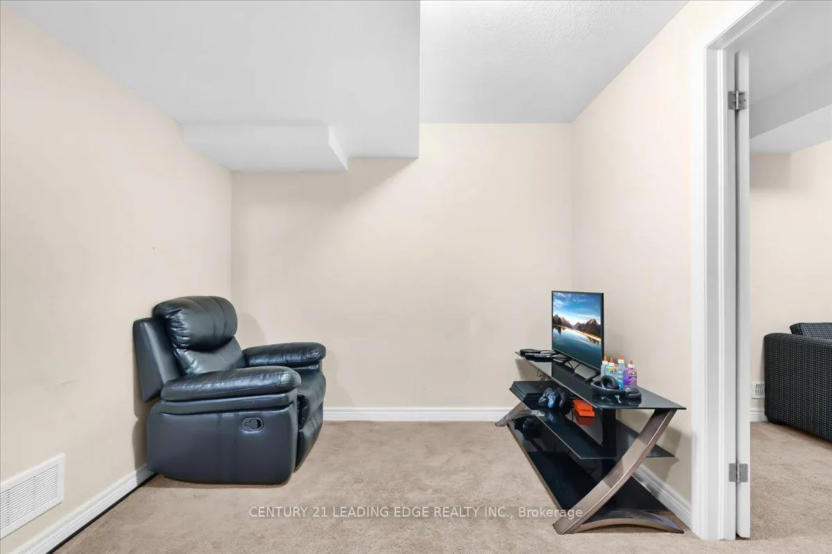 Photo 21 of 28 Drone Crescent, Guelph, Willow West/Sugarbush/West Acres — HOMEH