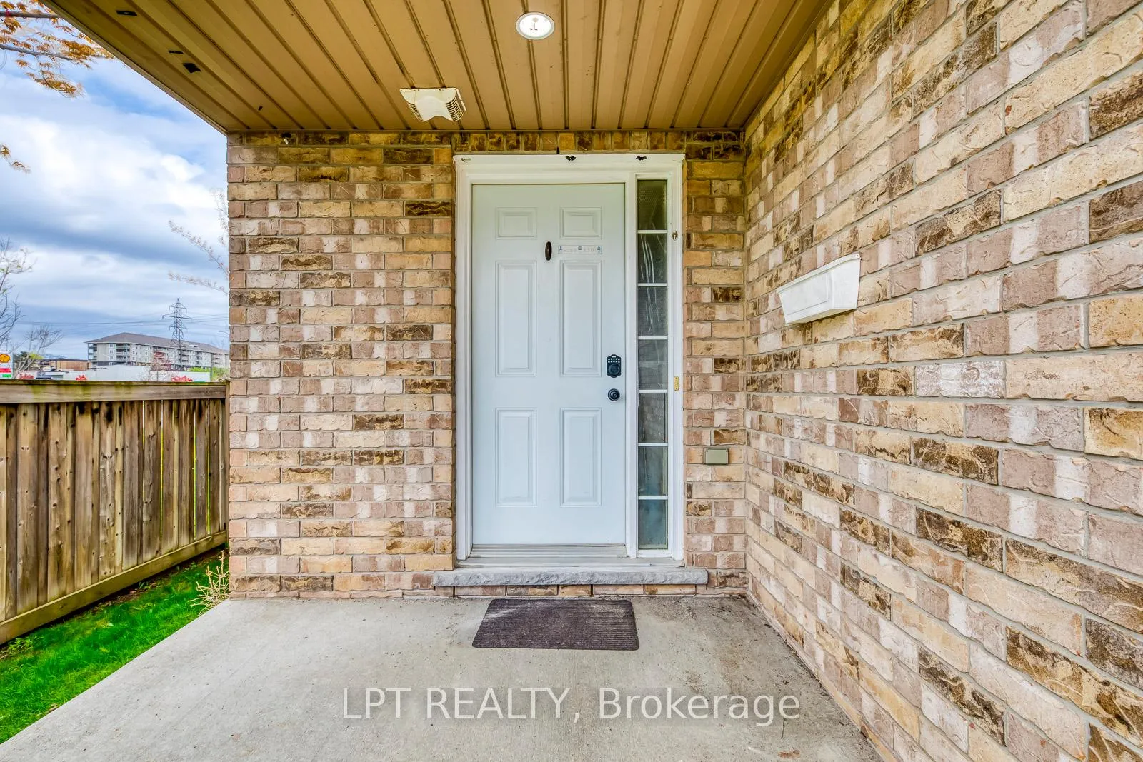 Photo 4 of Unit 6, 10 Fallowfield Drive, Kitchener, Country Hills East — HOMEH