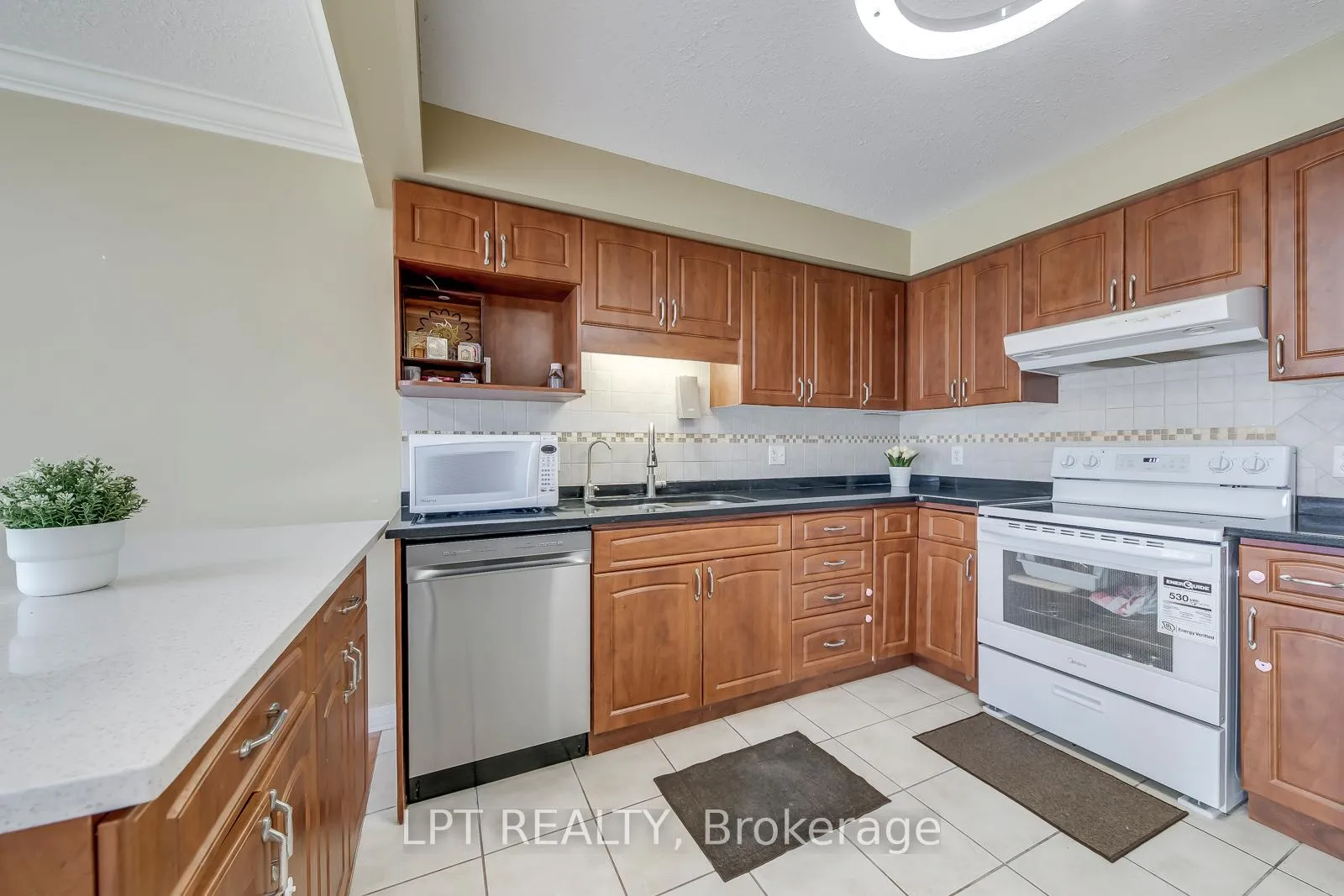 Photo 9 of Unit 6, 10 Fallowfield Drive, Kitchener, Country Hills East — HOMEH