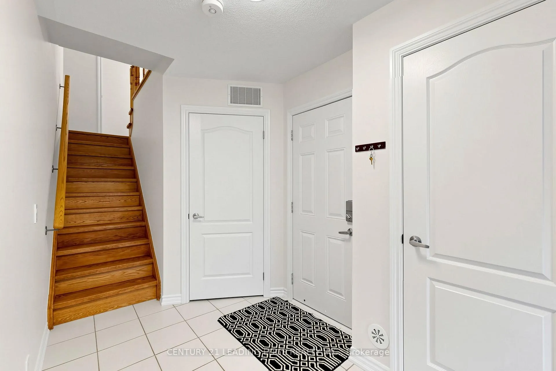 Photo 7 of 61 Far North Court, Oshawa, Windfields — HOMEH