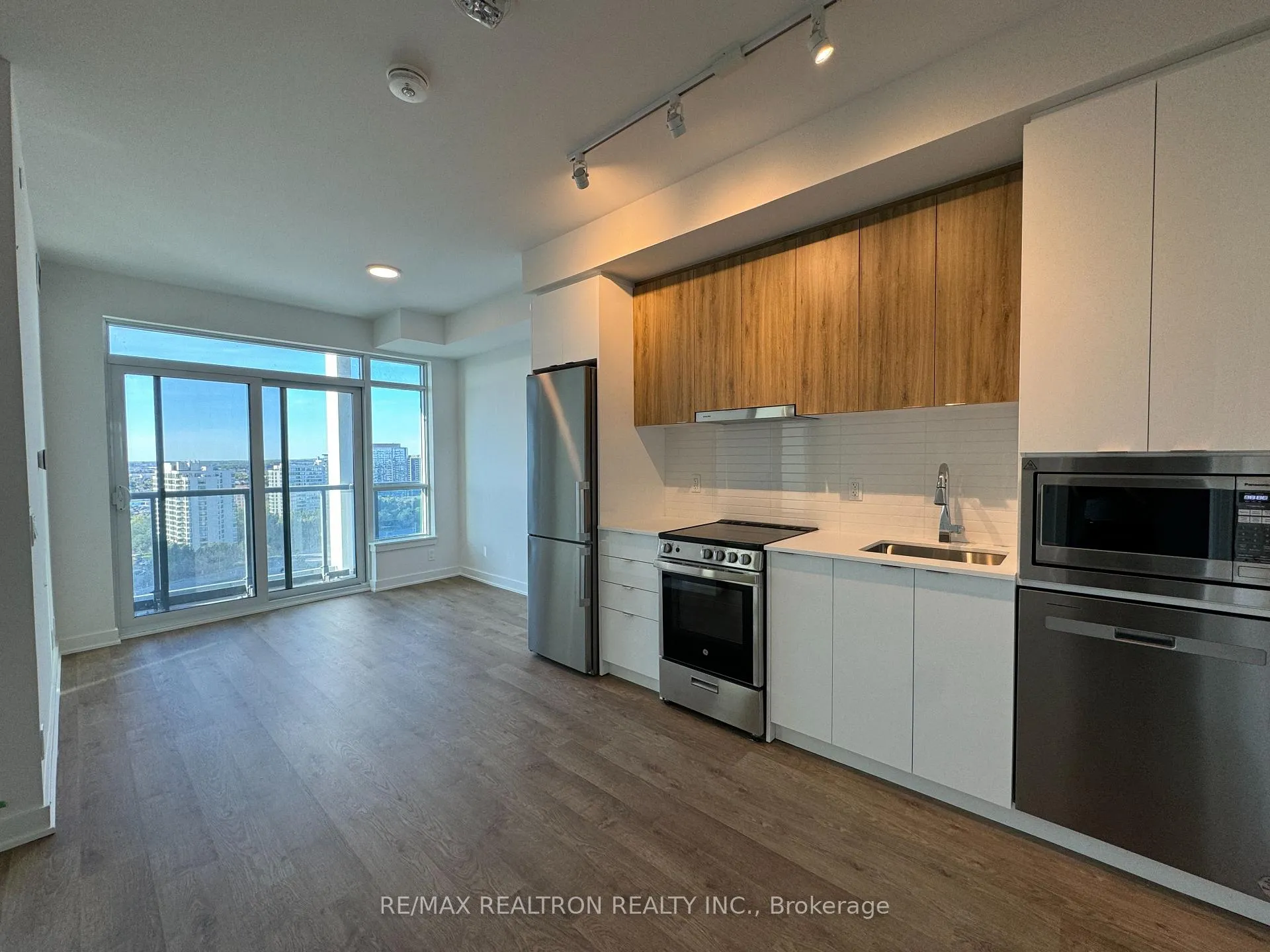 Photo 2 of Unit B1606, 50 Upper Mall Way, Vaughan, Brownridge — HOMEH