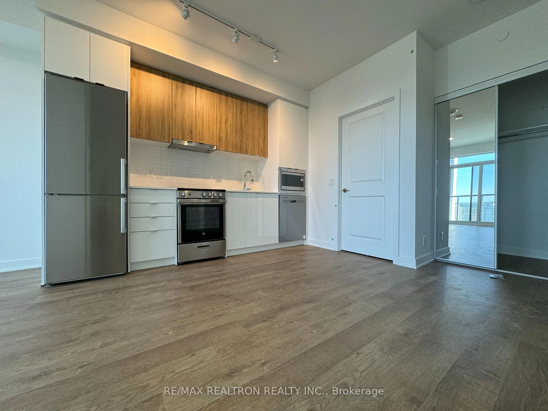 Photo 3 of Unit B1606, 50 Upper Mall Way, Vaughan, Brownridge — HOMEH