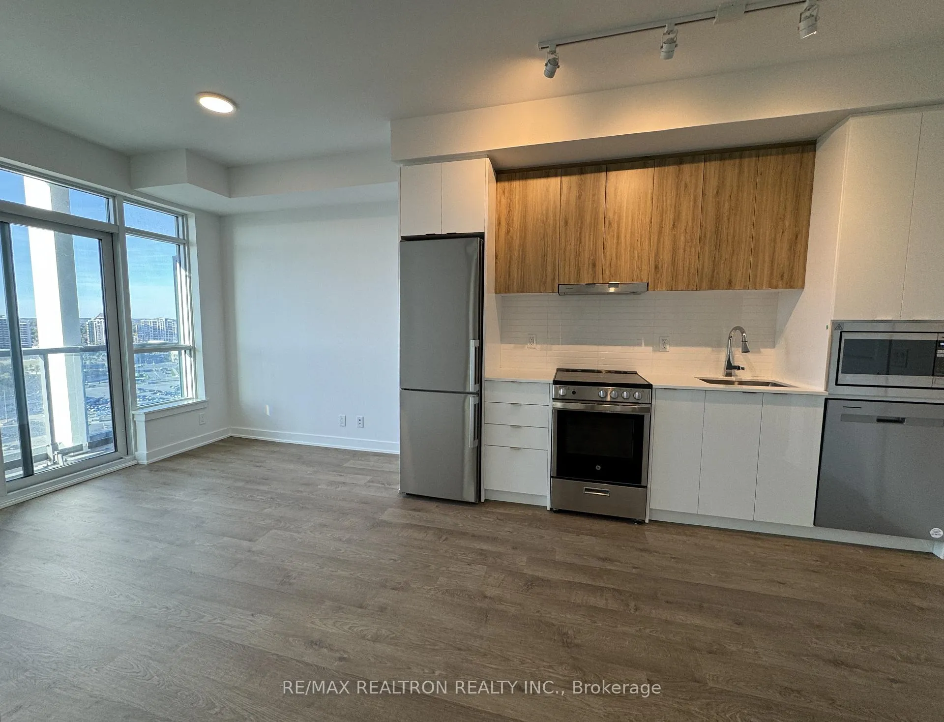Photo 4 of Unit B1606, 50 Upper Mall Way, Vaughan, Brownridge — HOMEH