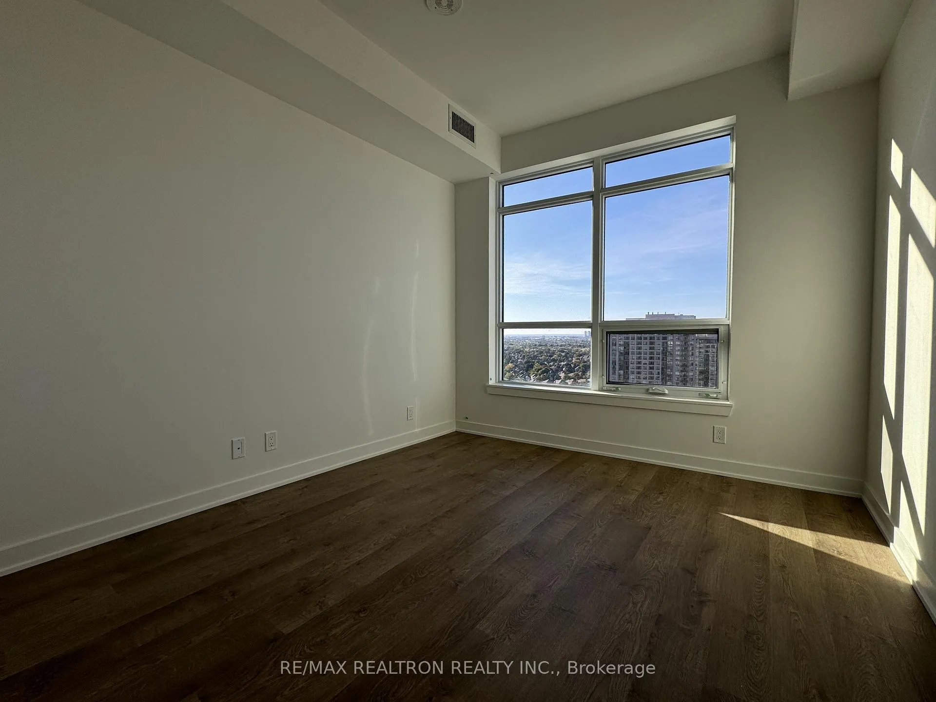 Photo 6 of Unit B1606, 50 Upper Mall Way, Vaughan, Brownridge — HOMEH