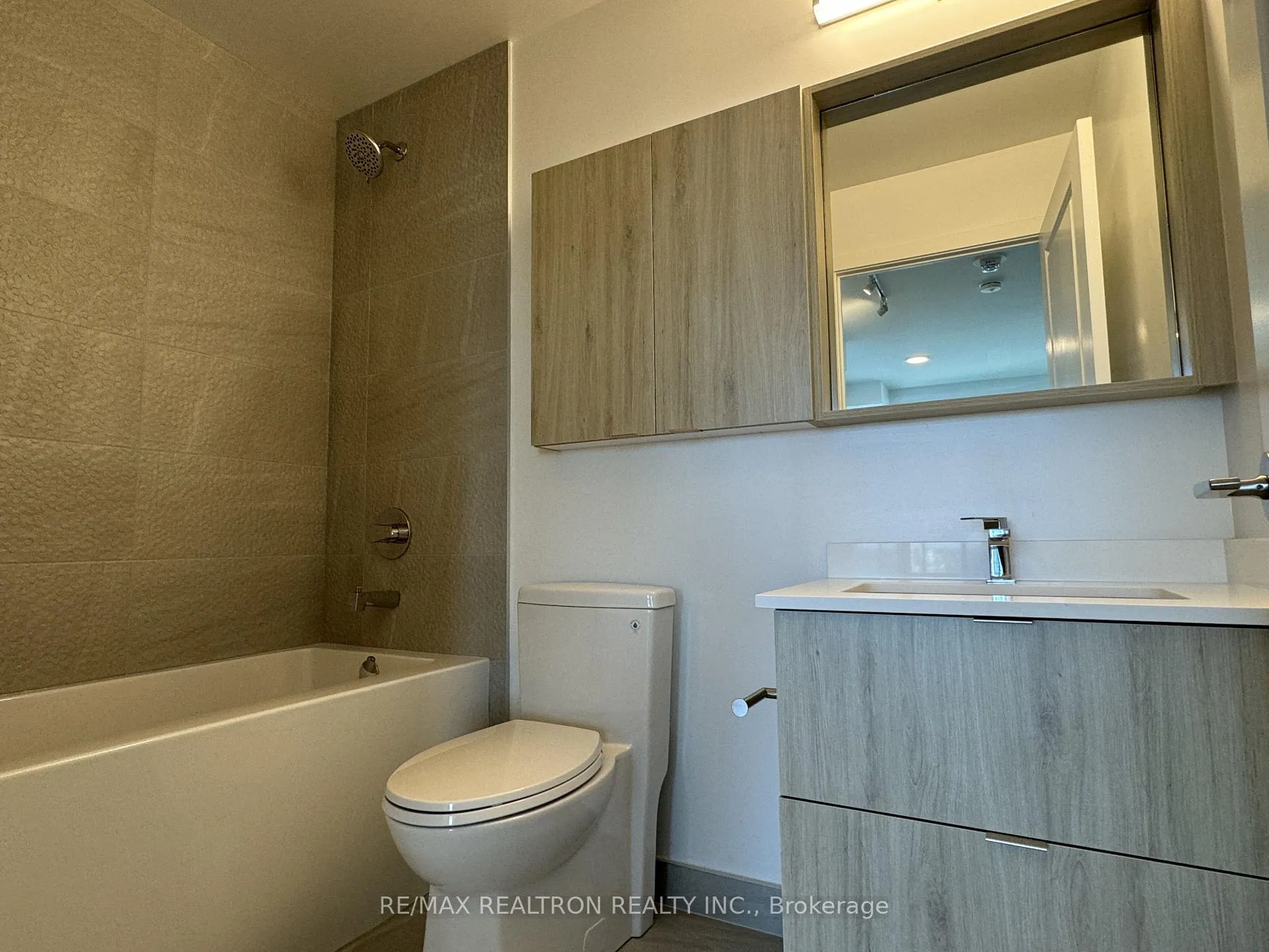 Photo 7 of Unit B1606, 50 Upper Mall Way, Vaughan, Brownridge — HOMEH