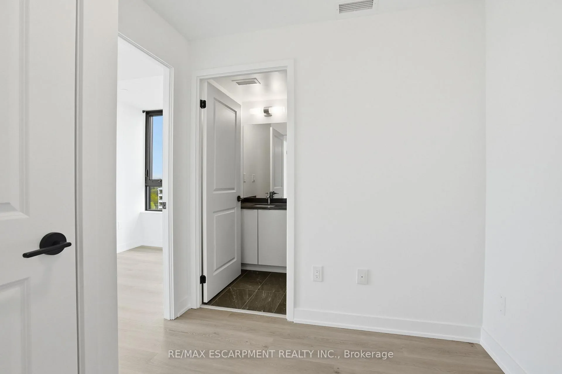 Photo 12 of Unit 1002, 2075 Lakeshore Road, Burlington, Brant — HOMEH