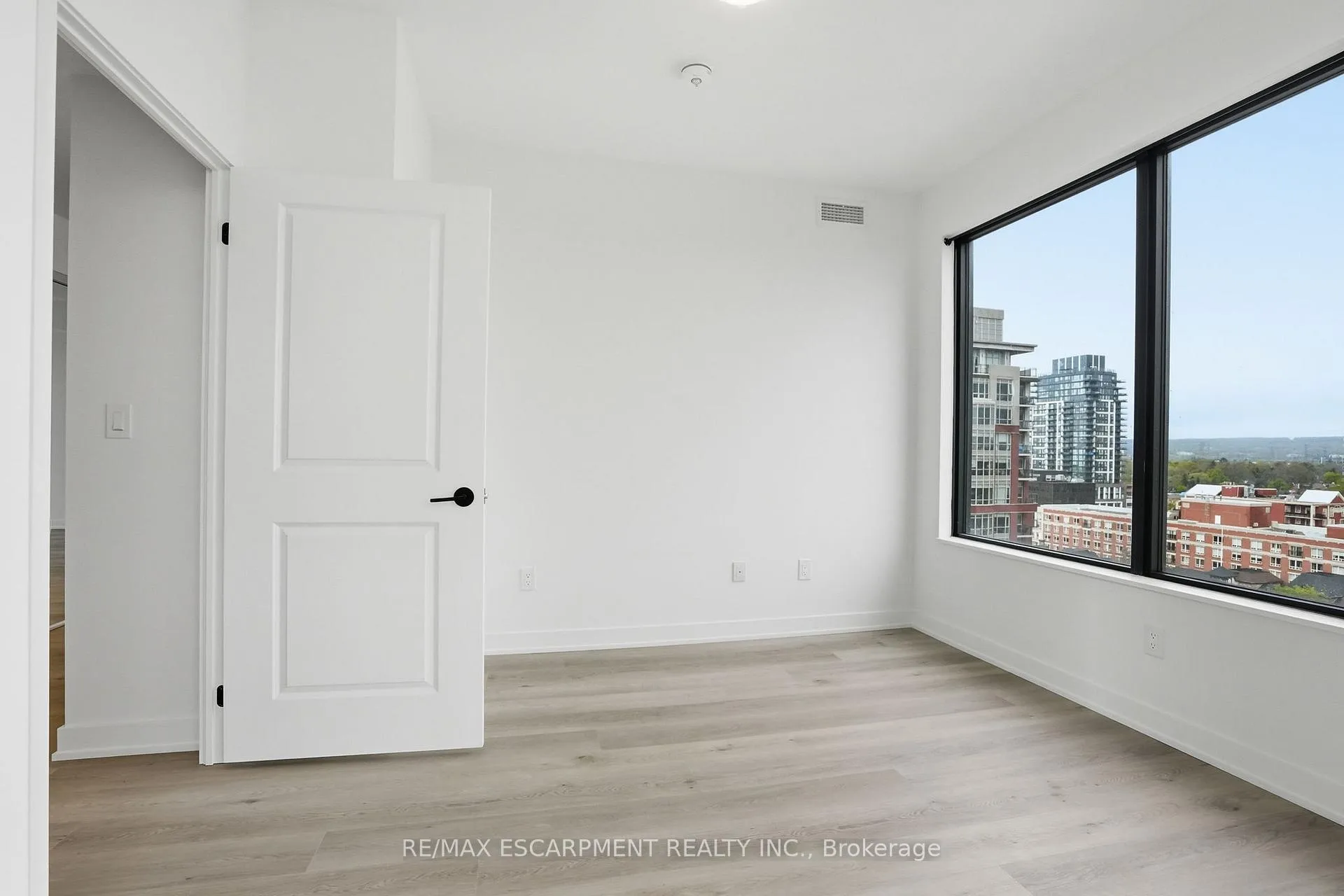 Photo 13 of Unit 1002, 2075 Lakeshore Road, Burlington, Brant — HOMEH