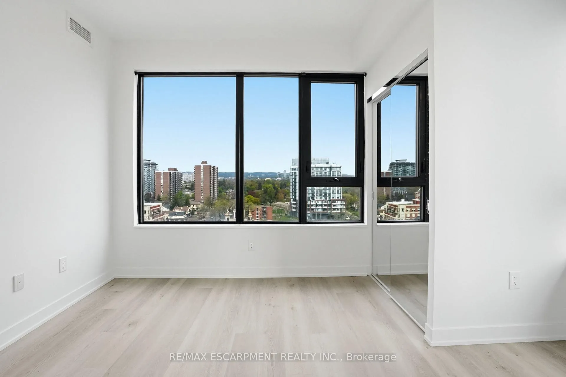 Photo 15 of Unit 1002, 2075 Lakeshore Road, Burlington, Brant — HOMEH