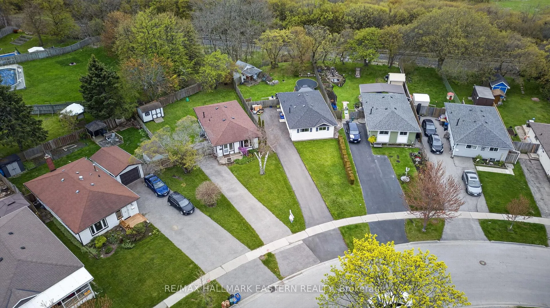 Photo 2 of 1121 Norman Crescent, Oshawa, Donevan — HOMEH