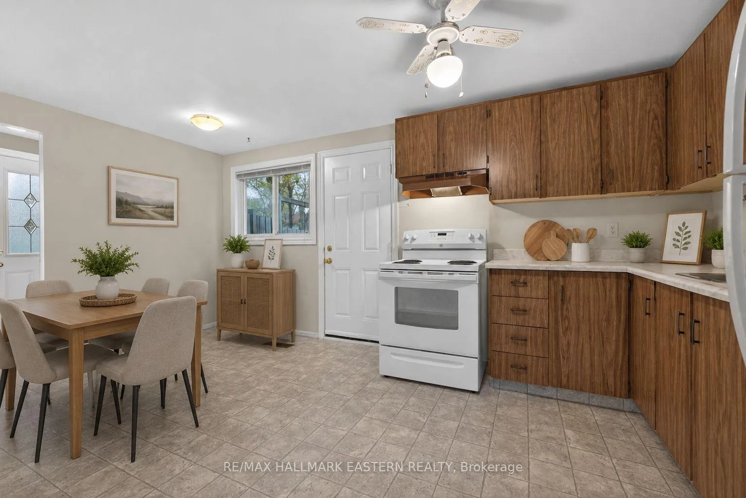Photo 11 of 1121 Norman Crescent, Oshawa, Donevan — HOMEH