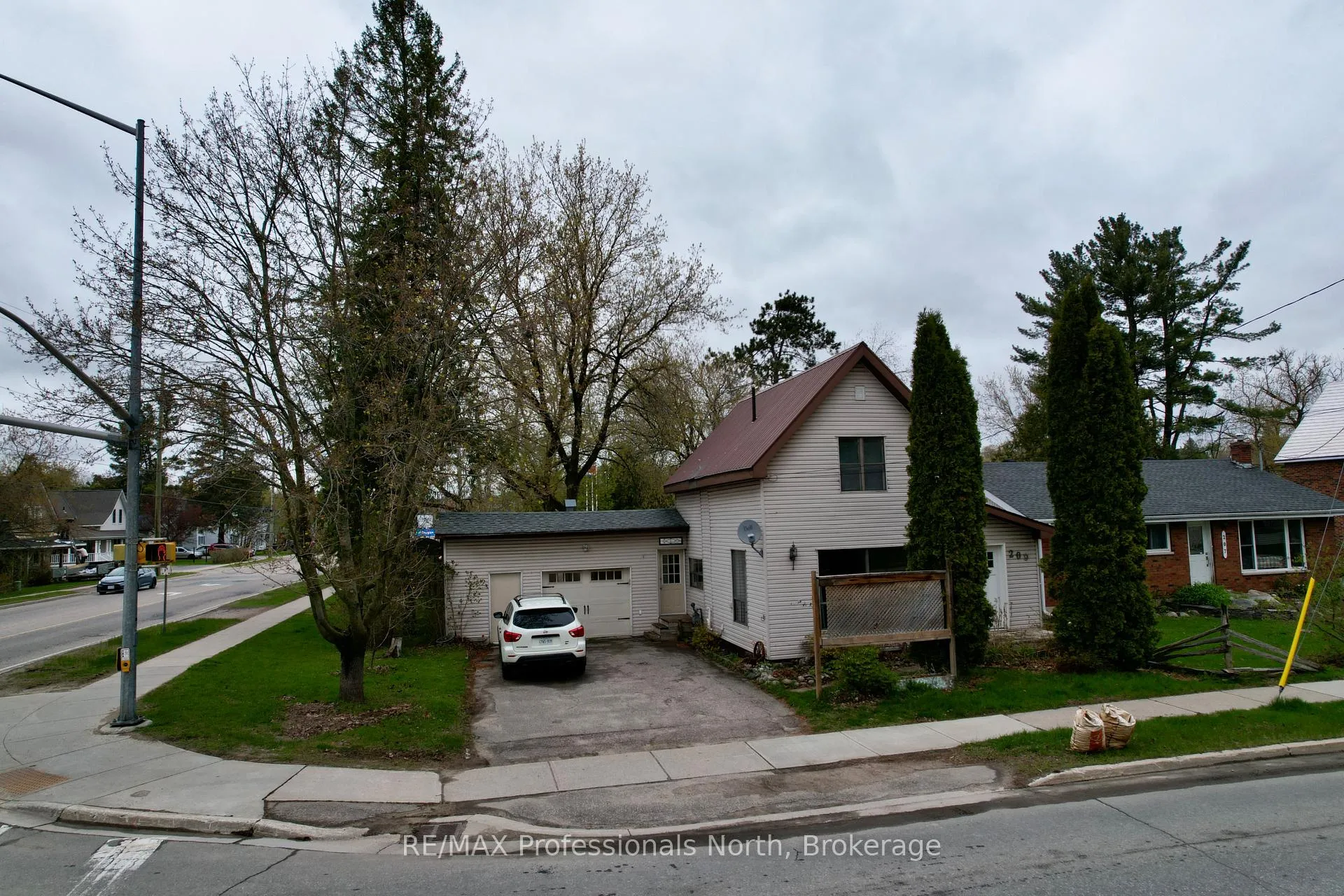 Photo 3 of 209 Dill St Street, Bracebridge, Macaulay — HOMEH
