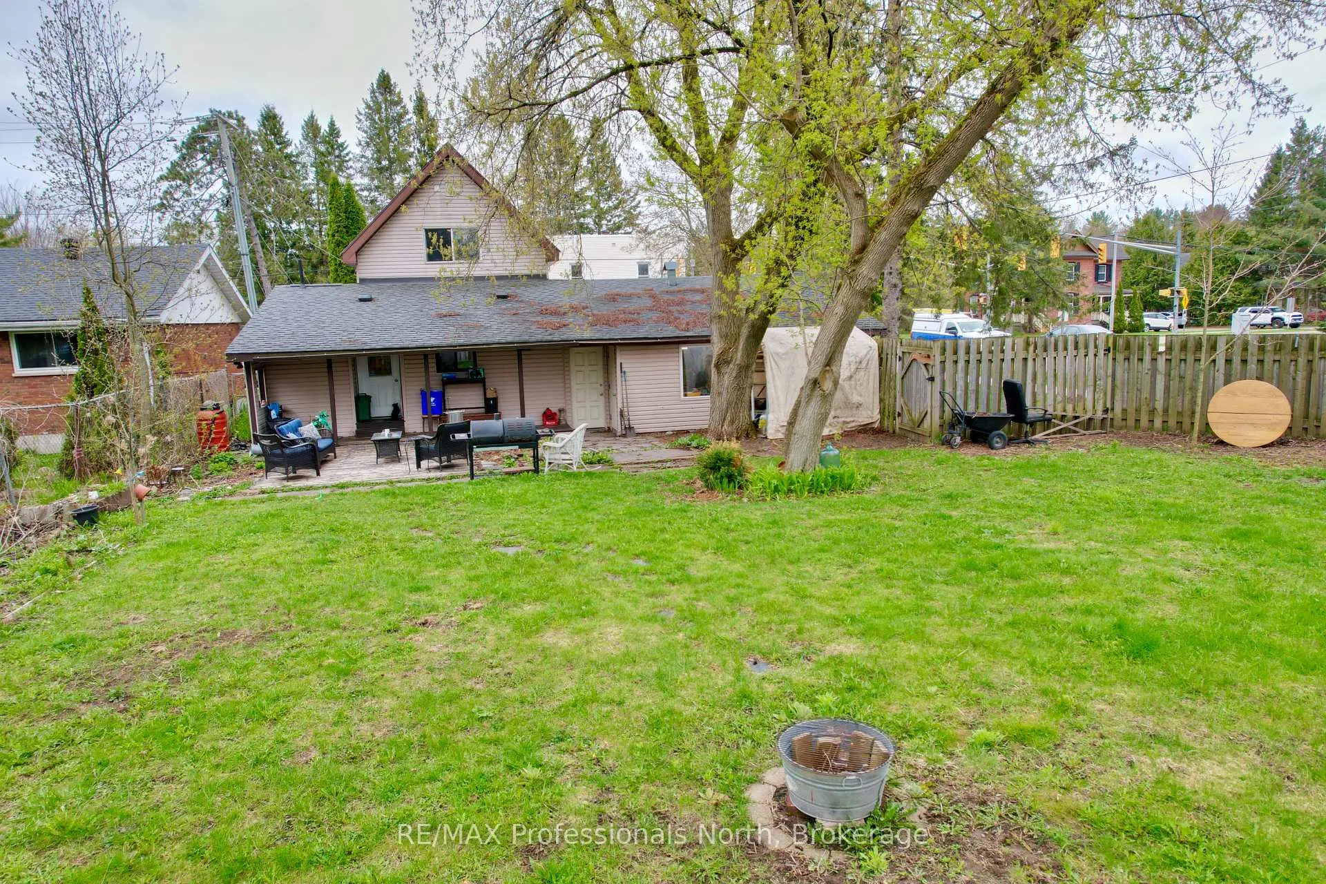 Photo 4 of 209 Dill St Street, Bracebridge, Macaulay — HOMEH