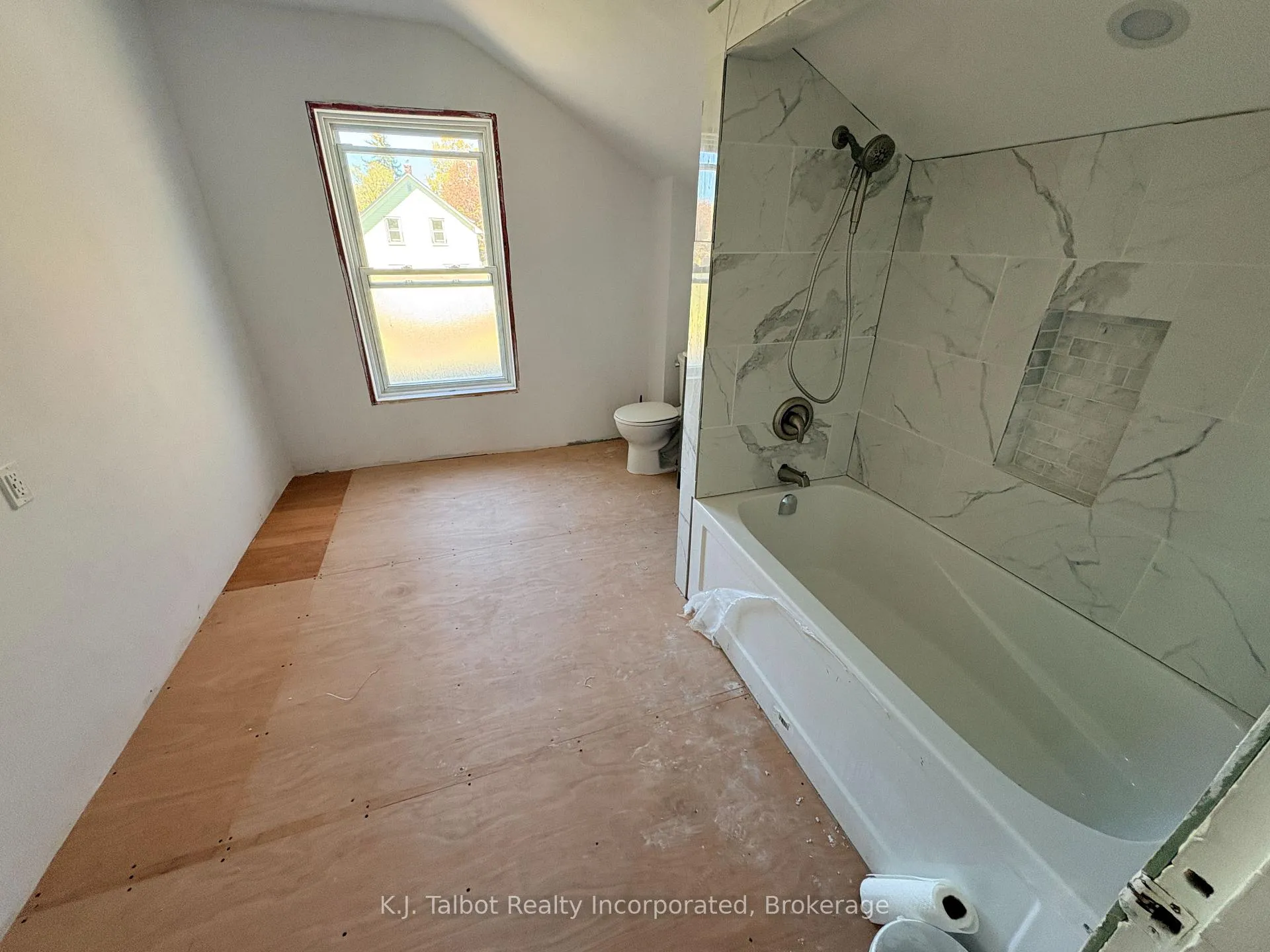 Photo 10 of 103 Bruce Street E, Goderich, Goderich (Town) — HOMEH