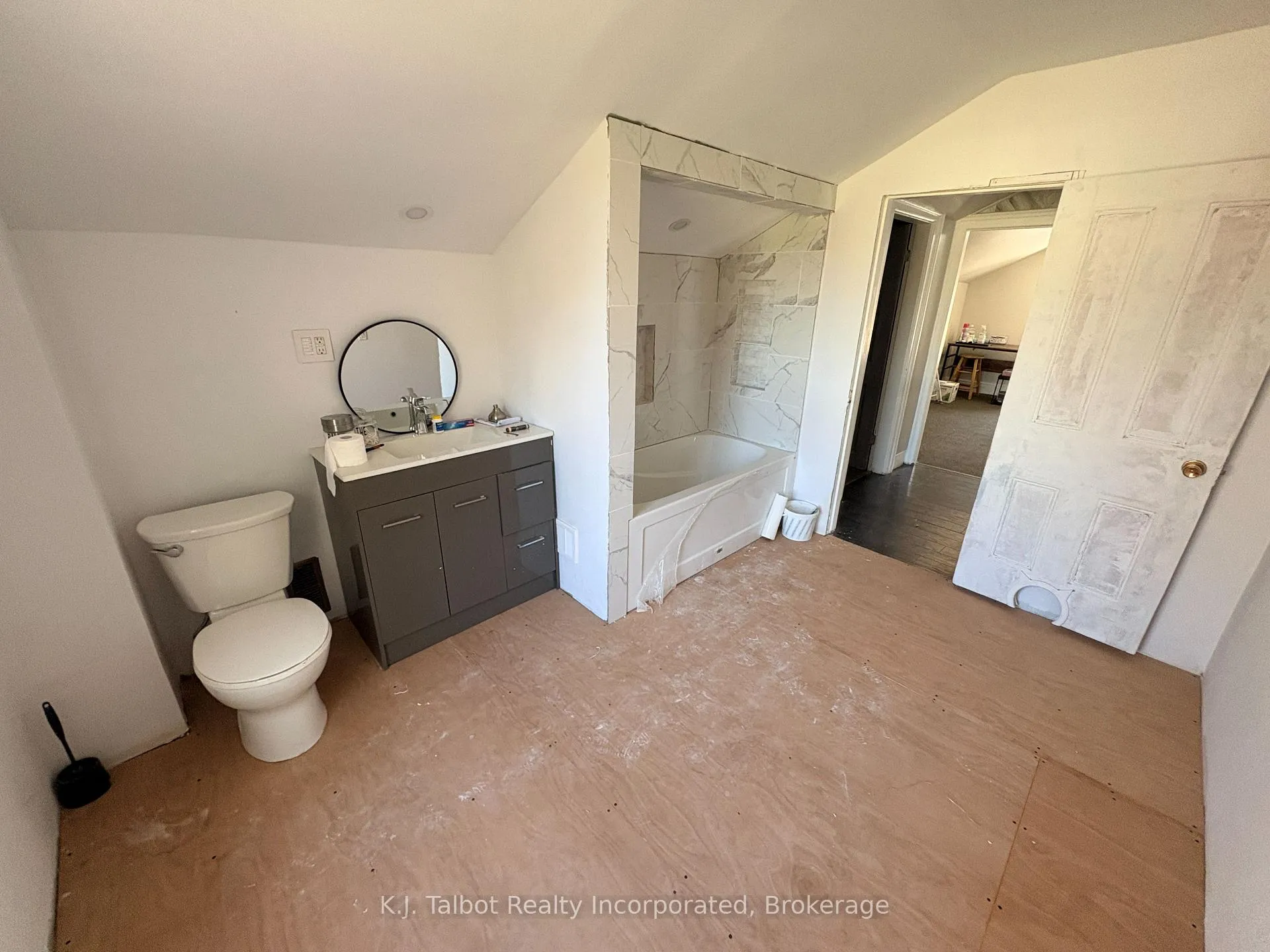 Photo 11 of 103 Bruce Street E, Goderich, Goderich (Town) — HOMEH
