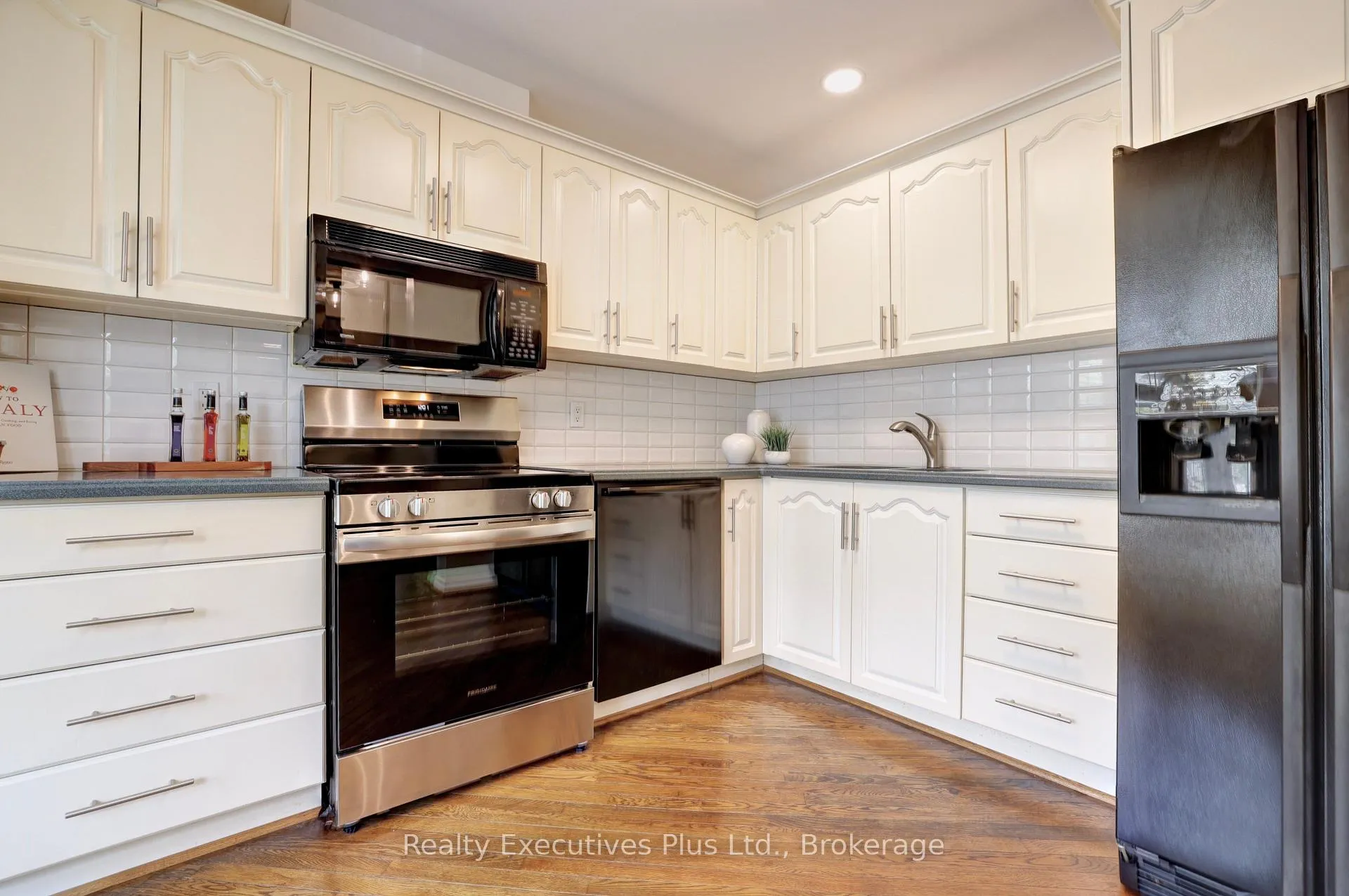 Photo 5 of 463 Blathwayte Lane, Burlington, Brant — HOMEH