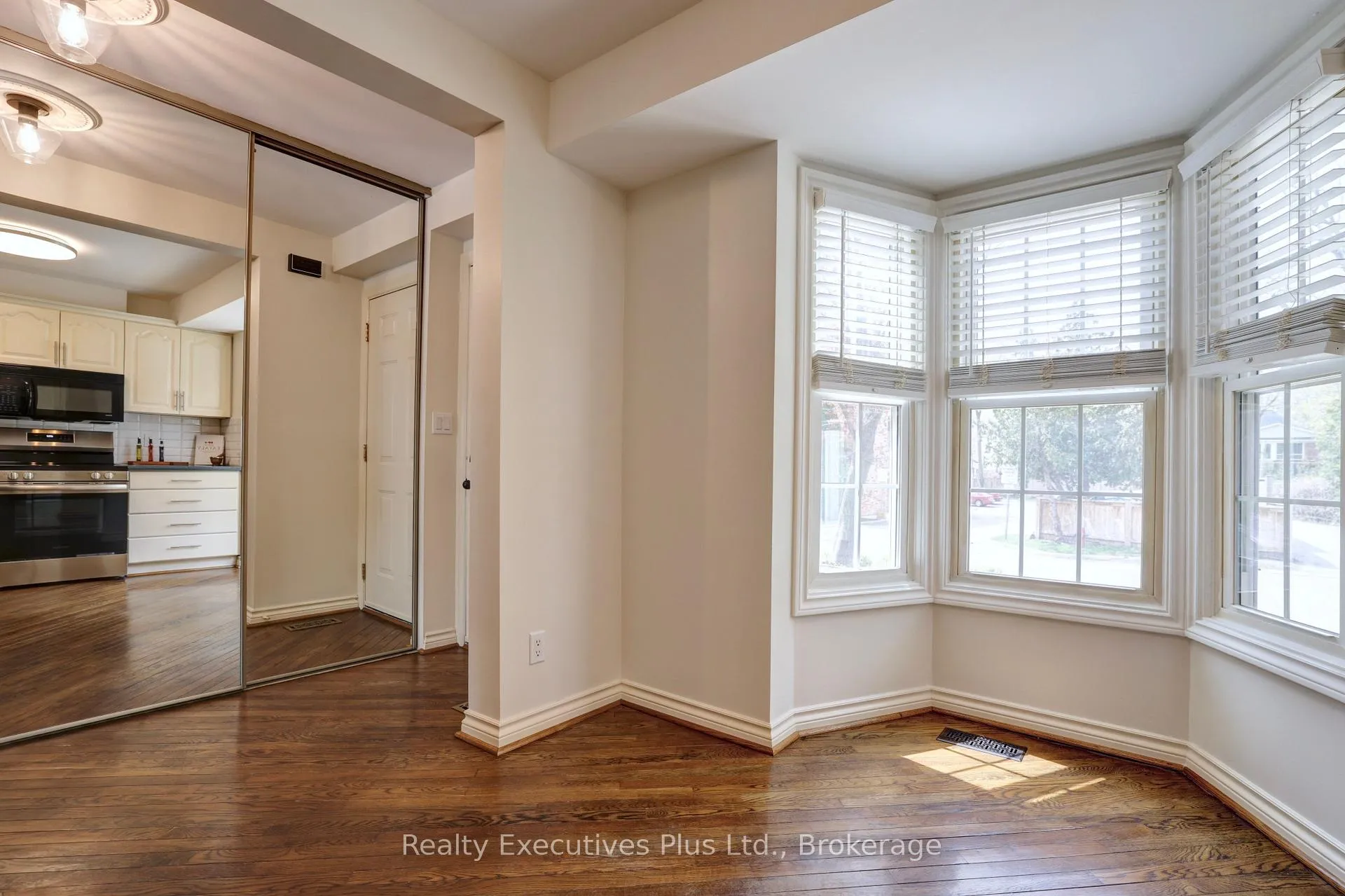 Photo 7 of 463 Blathwayte Lane, Burlington, Brant — HOMEH